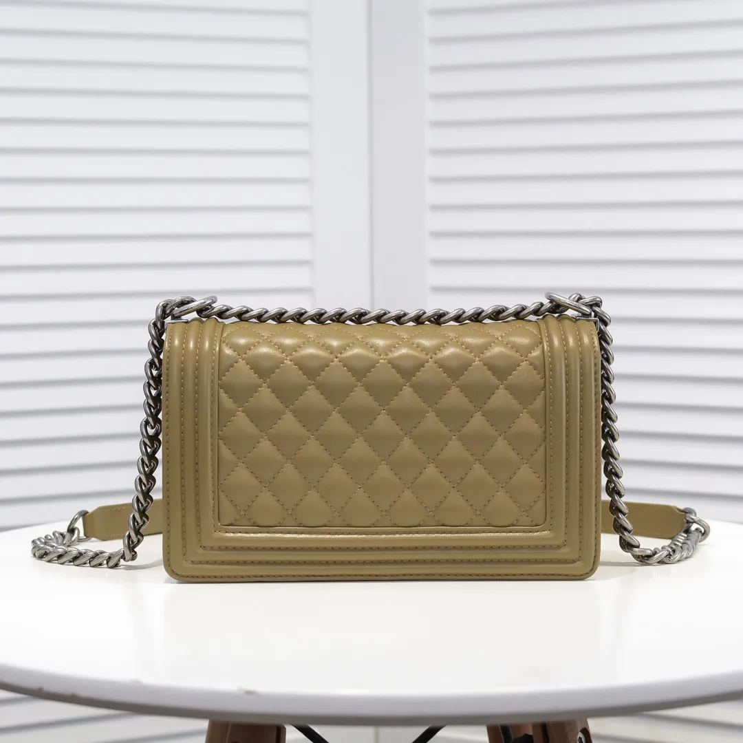 💰420￥ (Full sheepskin with original hardware) [Smile] Chanel Chanel 👑 Lambskin [Lightning] Thickened electroplated hardware accessories 🌈 The workmanship is comparable to the original order 💪 The bottom can be pinched and rebounded without trace, absolutely spot-on and real-life, fashionable and durable 💪💪 High-end quality, no pressure in and out of the drill cabinet 💏, size 25*15*8cm Style number: 67086