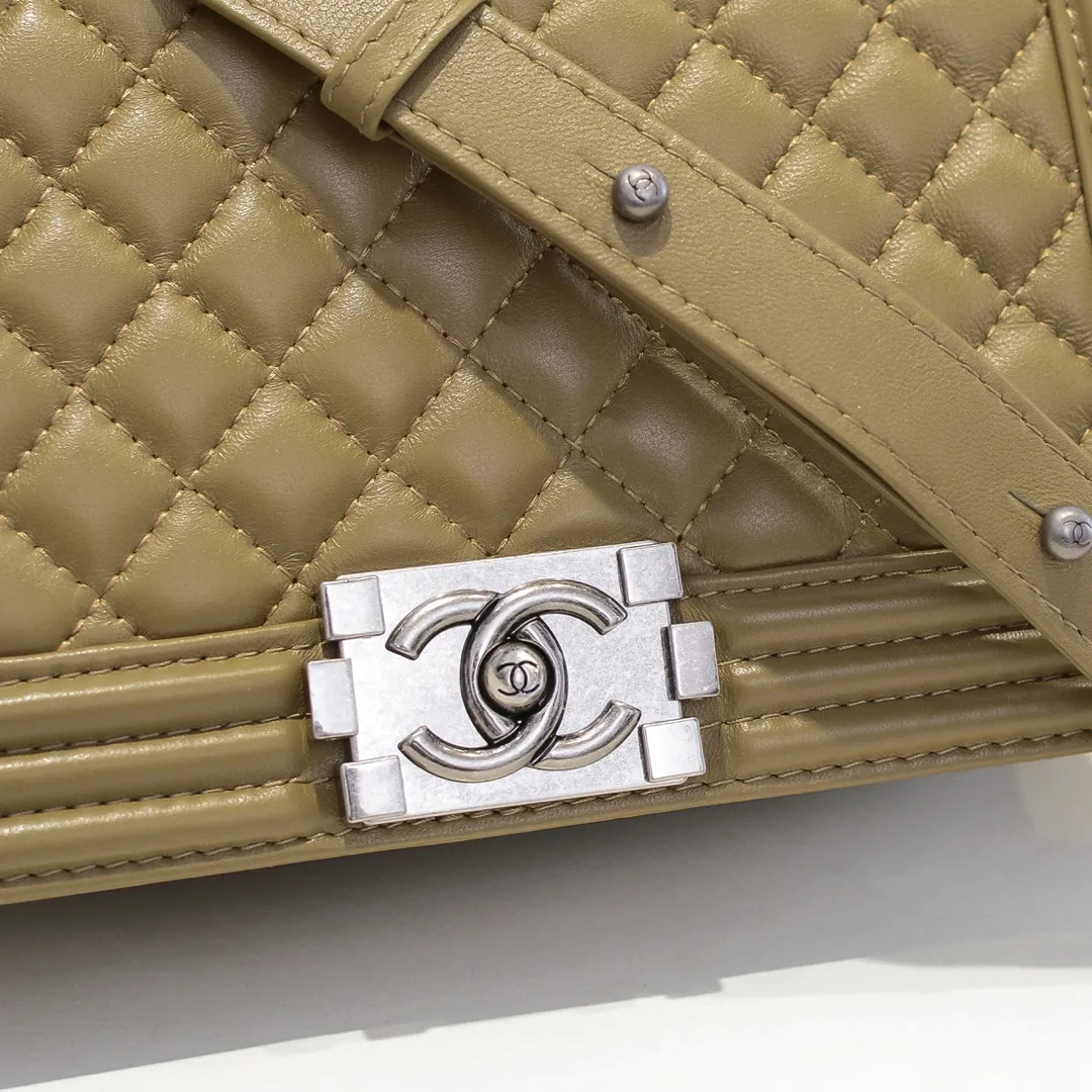💰420￥ (Full sheepskin with original hardware) [Smile] Chanel Chanel 👑 Lambskin [Lightning] Thickened electroplated hardware accessories 🌈 The workmanship is comparable to the original order 💪 The bottom can be pinched and rebounded without trace, absolutely spot-on and real-life, fashionable and durable 💪💪 High-end quality, no pressure in and out of the drill cabinet 💏, size 25*15*8cm Style number: 67086