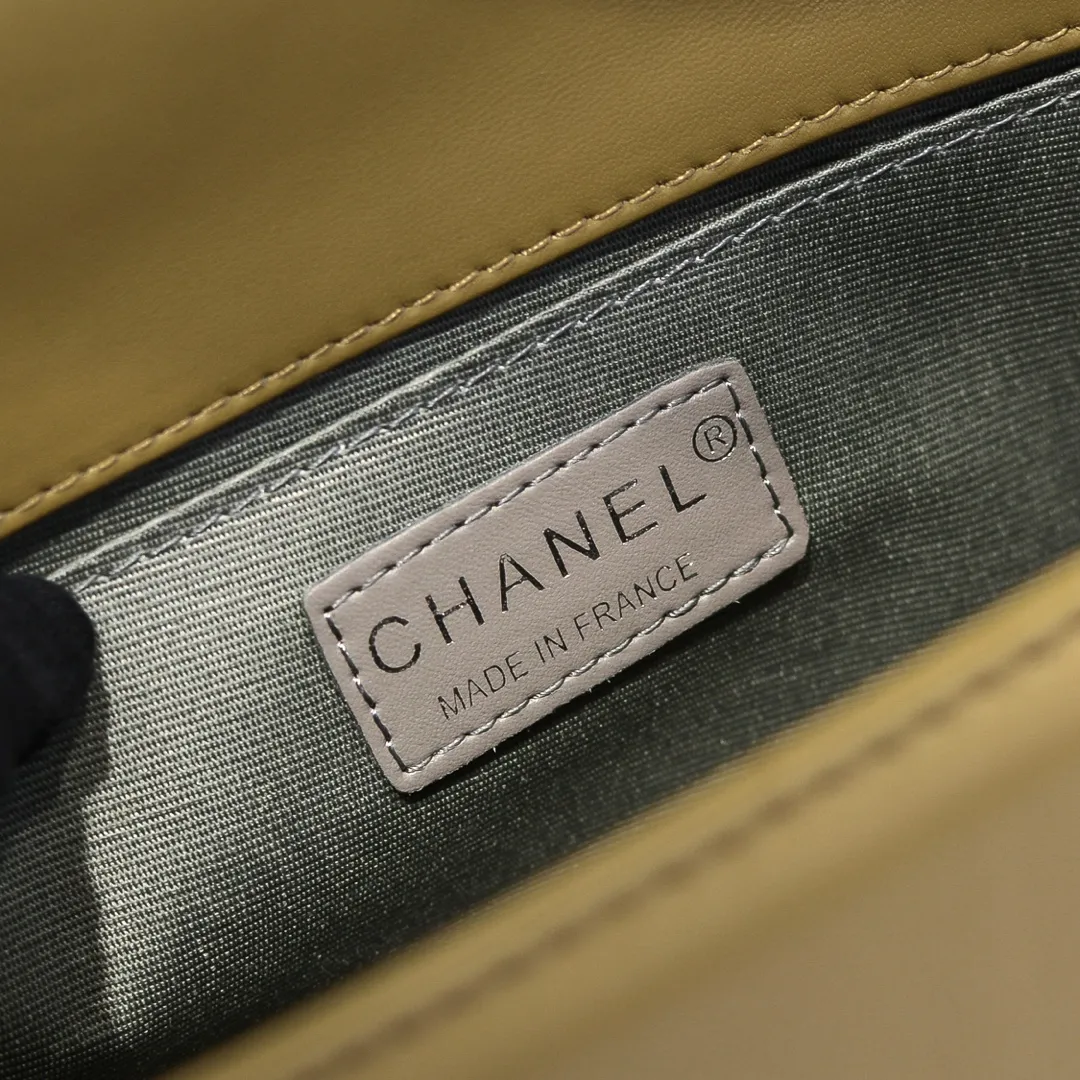 💰420￥ (Full sheepskin with original hardware) [Smile] Chanel Chanel 👑 Lambskin [Lightning] Thickened electroplated hardware accessories 🌈 The workmanship is comparable to the original order 💪 The bottom can be pinched and rebounded without trace, absolutely spot-on and real-life, fashionable and durable 💪💪 High-end quality, no pressure in and out of the drill cabinet 💏, size 25*15*8cm Style number: 67086