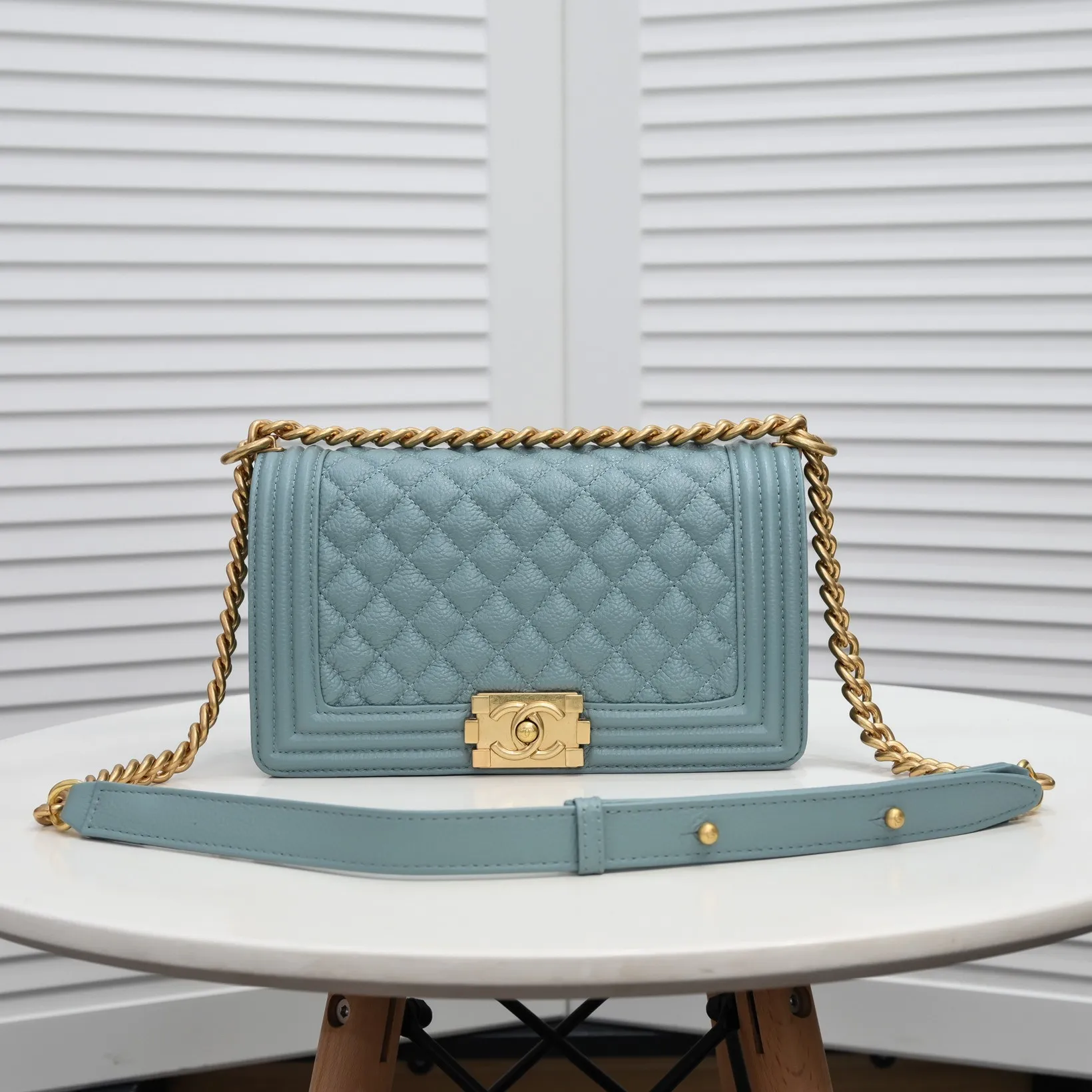 💰460￥ "Full leather inside and out with original hardware" Chanel👑 Using imported first-layer cowhide with lychee pattern [color] [lightning] thickened electroplated hardware accessories🌈The workmanship is comparable to the original order💪The bottom can be pinched and rebounded without trace, absolutely spot-on and real-life, fashionable and durable💪💪High-end quality, no pressure in and out of the drill cabinet💏, size 25*15*8cm Style number: 67086