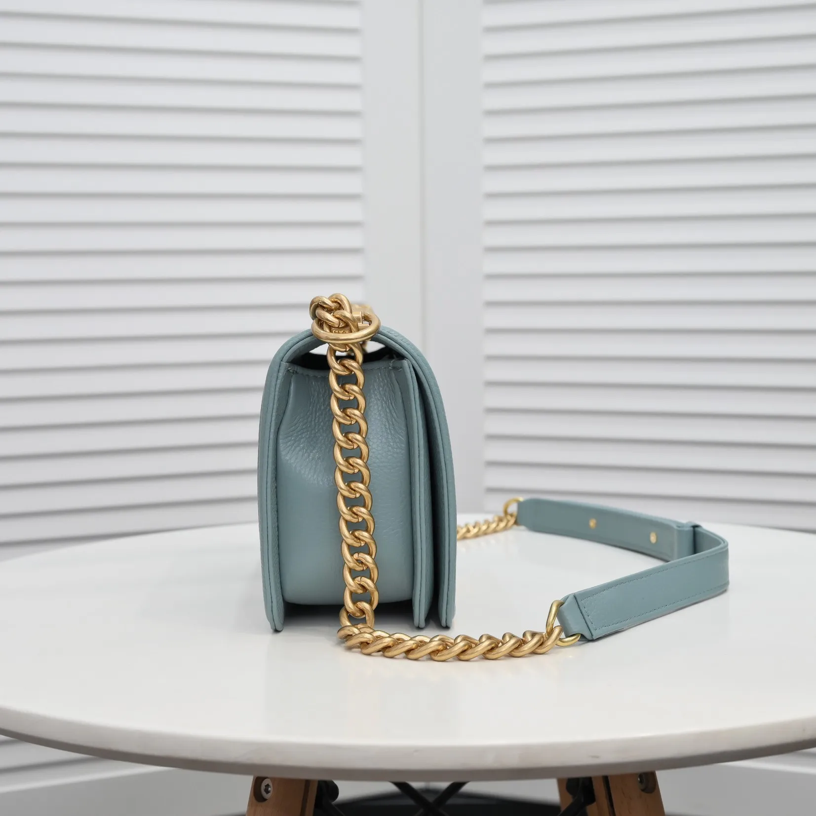 💰460￥ "Full leather inside and out with original hardware" Chanel👑 Using imported first-layer cowhide with lychee pattern [color] [lightning] thickened electroplated hardware accessories🌈The workmanship is comparable to the original order💪The bottom can be pinched and rebounded without trace, absolutely spot-on and real-life, fashionable and durable💪💪High-end quality, no pressure in and out of the drill cabinet💏, size 25*15*8cm Style number: 67086