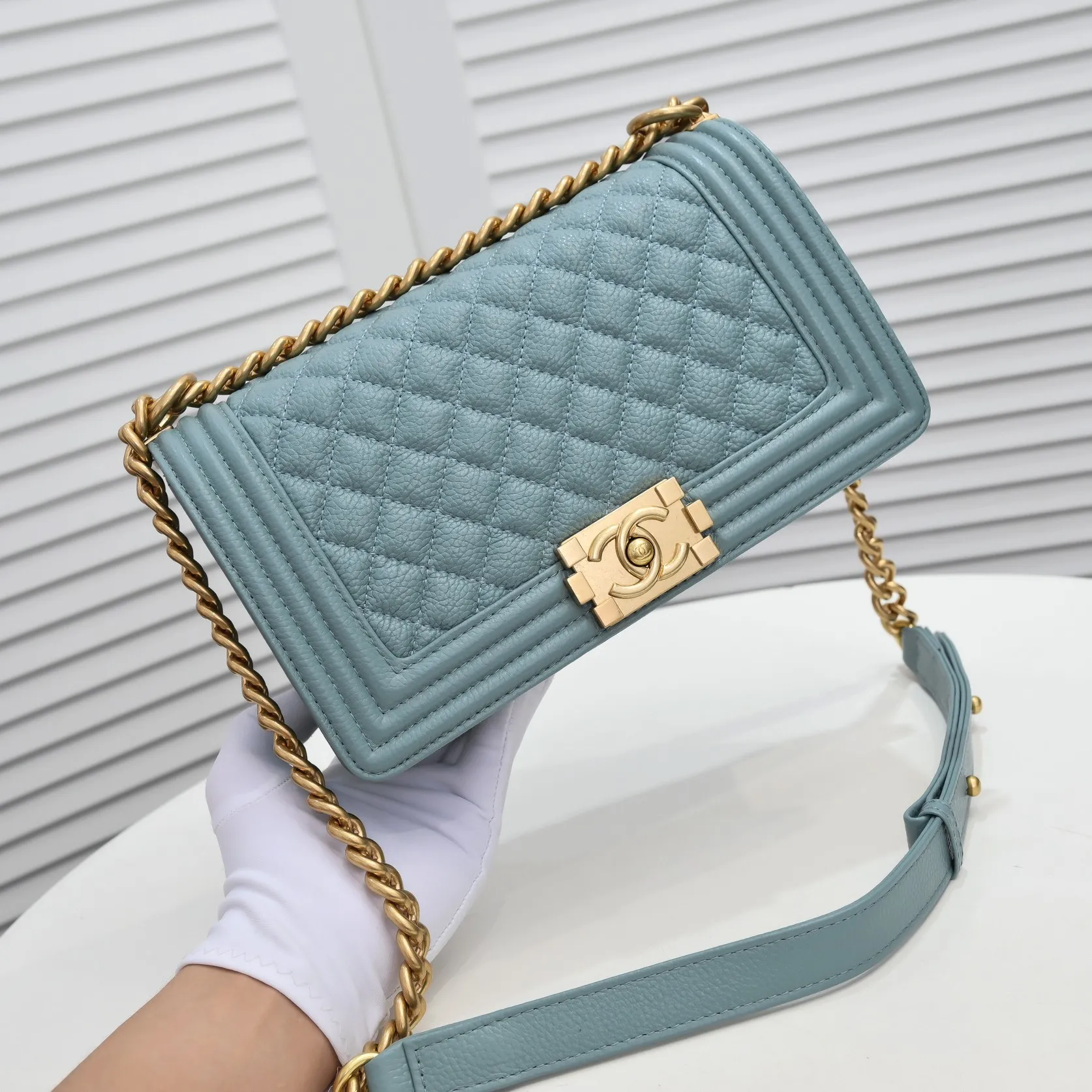 💰460￥ "Full leather inside and out with original hardware" Chanel👑 Using imported first-layer cowhide with lychee pattern [color] [lightning] thickened electroplated hardware accessories🌈The workmanship is comparable to the original order💪The bottom can be pinched and rebounded without trace, absolutely spot-on and real-life, fashionable and durable💪💪High-end quality, no pressure in and out of the drill cabinet💏, size 25*15*8cm Style number: 67086