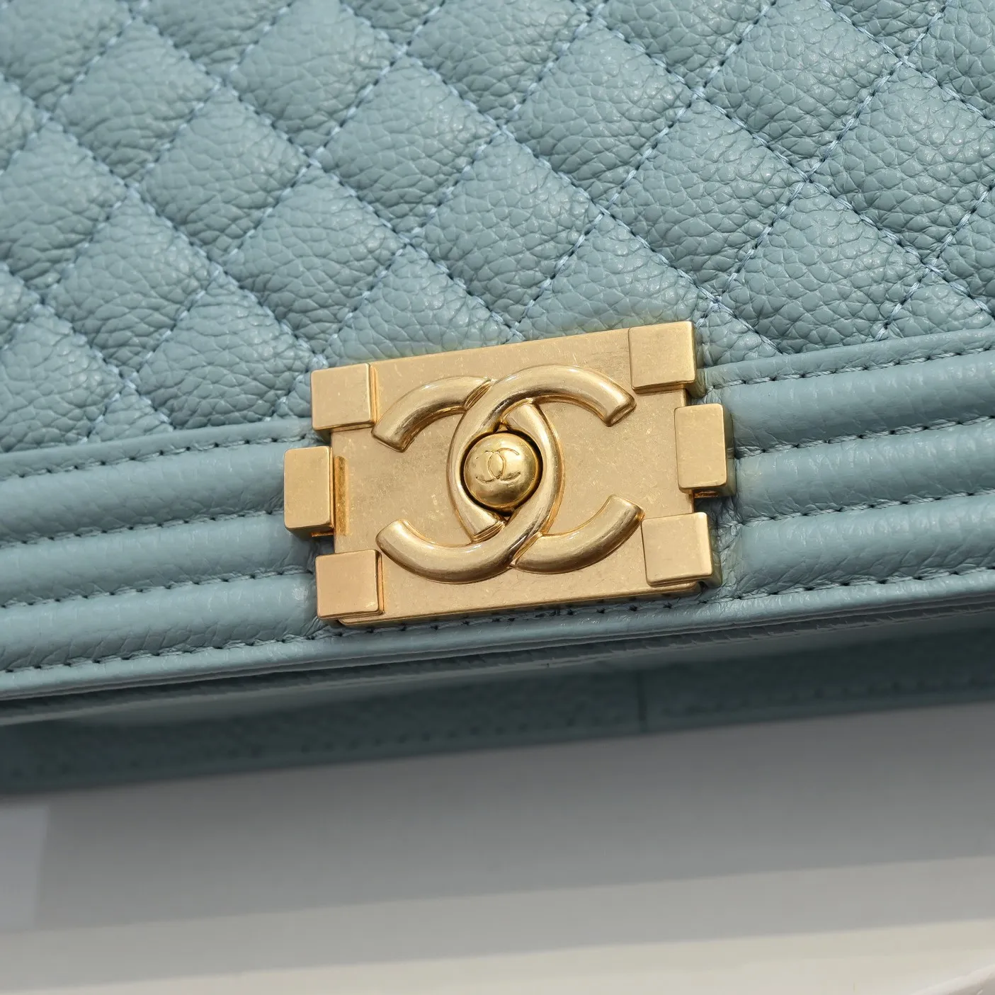 💰460￥ "Full leather inside and out with original hardware" Chanel👑 Using imported first-layer cowhide with lychee pattern [color] [lightning] thickened electroplated hardware accessories🌈The workmanship is comparable to the original order💪The bottom can be pinched and rebounded without trace, absolutely spot-on and real-life, fashionable and durable💪💪High-end quality, no pressure in and out of the drill cabinet💏, size 25*15*8cm Style number: 67086