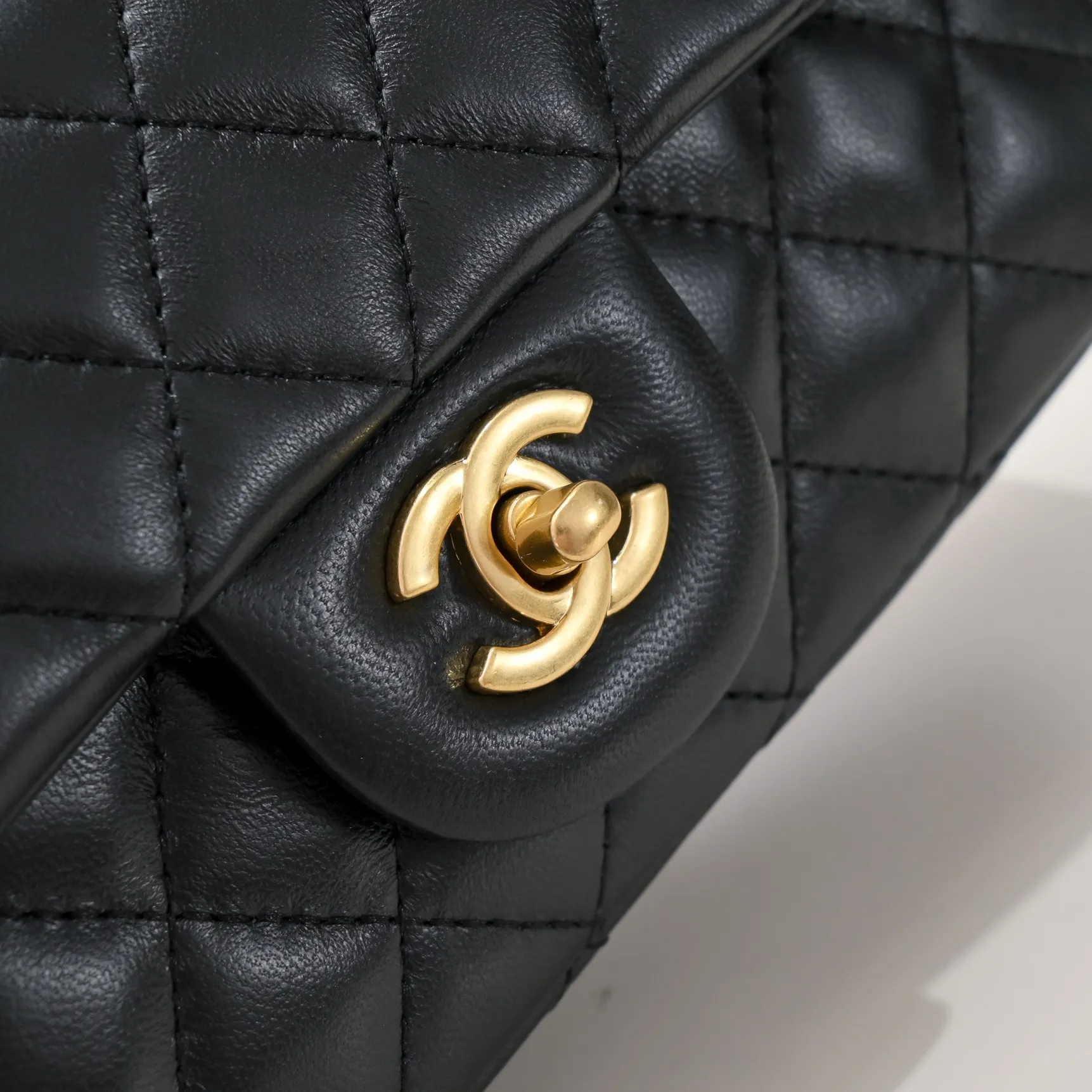 💰400￥♨️♨️Chanel 22B’s latest Mini CF handle hardware embellished handbag, new AS2431 classic diamond flap bag, decorated with exquisite classic chain and handbag, delicate sheepskin: embellishment handbag, stand out, interpretation of timeless elegance. Style number: New AS2431 Size: 20x12x6cm