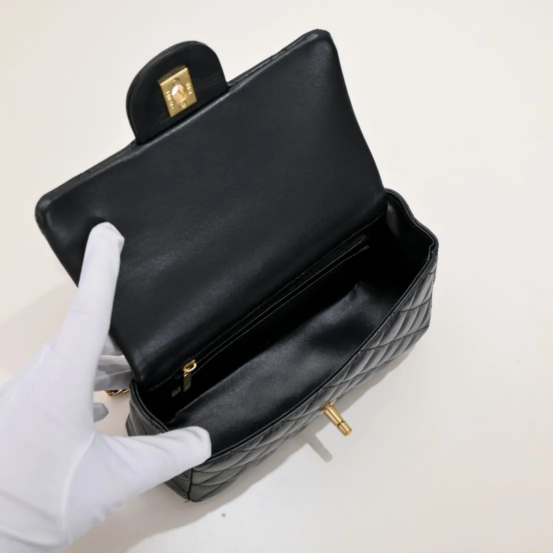 💰400￥♨️♨️Chanel 22B’s latest Mini CF handle hardware embellished handbag, new AS2431 classic diamond flap bag, decorated with exquisite classic chain and handbag, delicate sheepskin: embellishment handbag, stand out, interpretation of timeless elegance. Style number: New AS2431 Size: 20x12x6cm