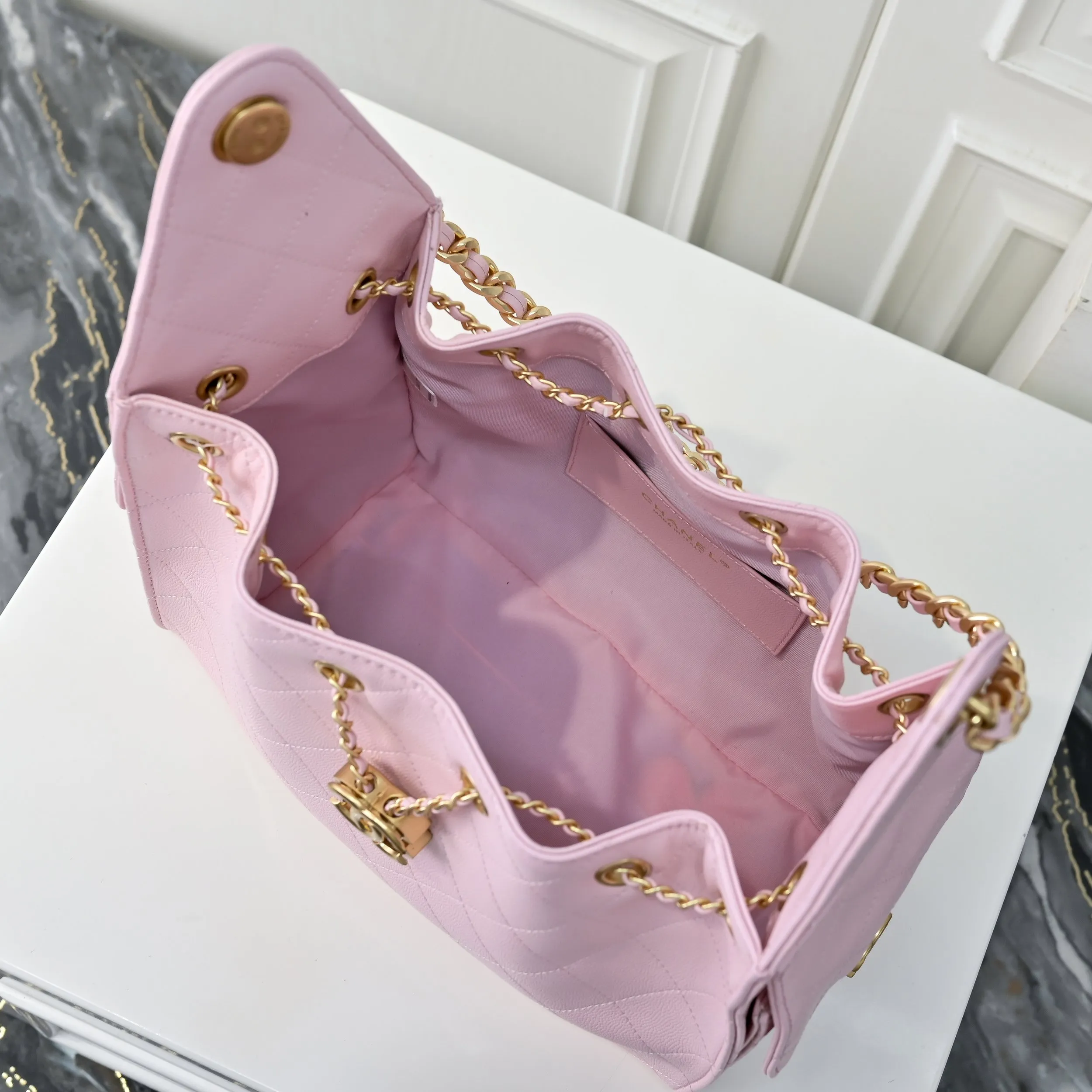 💰500￥Upgraded version of chanel 25c bag king ball pattern cowhide hobo armpit bag hippie armpit bag small retro gold coin button drawstring bucket bag + rhombus pattern + retro black gold classic chain design, full of high-end sense! A must-have for daily travel, with exquisite appearance and delicate texture, it can be easily worn in both casual and formal occasions. Size: 30x26x14cm Style number: 7071 Material: pink ball pattern