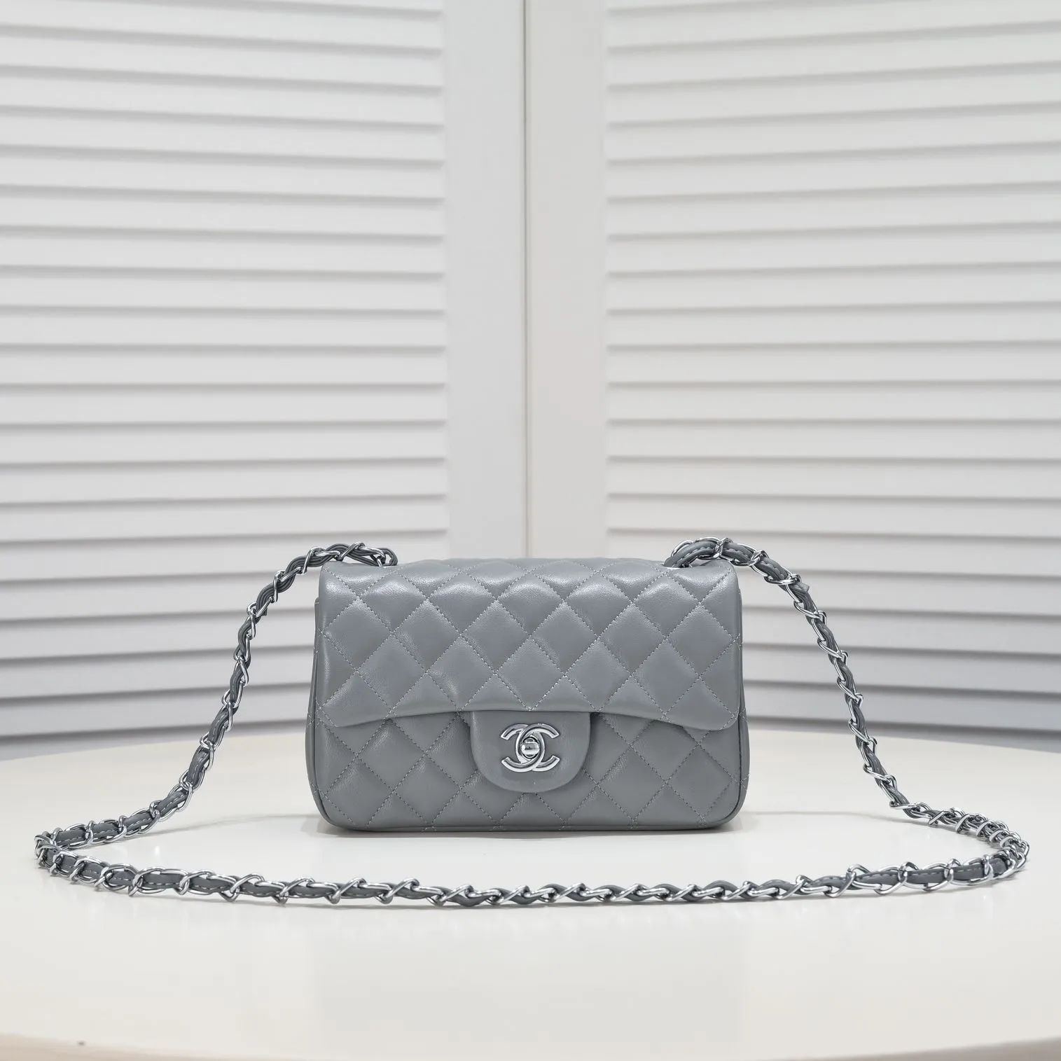 💰320￥Gray CF versatile lambskin🌹 Chanel💃🏻‼ ️Eternal classic style [shy] noble temperament💃🏻favorite of celebrities🌟soft leather and high-end👍counter hardware exquisite workmanship to reject flaws [strong] both dazzling and feminine 😝[strong] luxurious and durable🌟Size: 20*14*7cm Style number: 1116