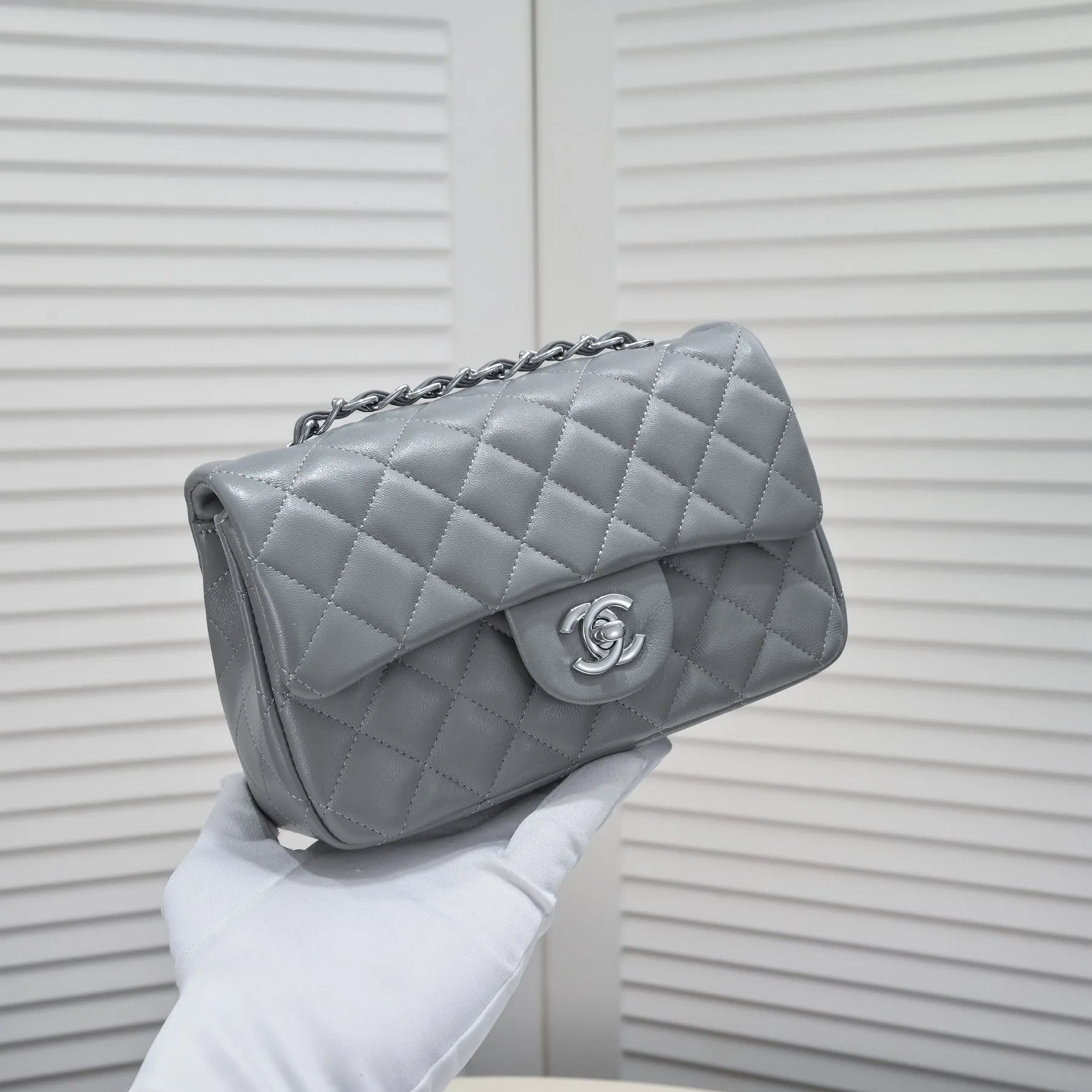 💰320￥Gray CF versatile lambskin🌹 Chanel💃🏻‼ ️Eternal classic style [shy] noble temperament💃🏻favorite of celebrities🌟soft leather and high-end👍counter hardware exquisite workmanship to reject flaws [strong] both dazzling and feminine 😝[strong] luxurious and durable🌟Size: 20*14*7cm Style number: 1116