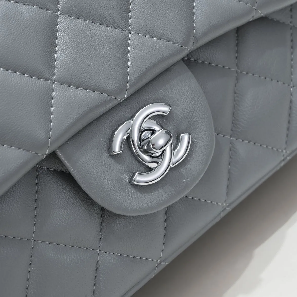 💰320￥Gray CF versatile lambskin🌹 Chanel💃🏻‼ ️Eternal classic style [shy] noble temperament💃🏻favorite of celebrities🌟soft leather and high-end👍counter hardware exquisite workmanship to reject flaws [strong] both dazzling and feminine 😝[strong] luxurious and durable🌟Size: 20*14*7cm Style number: 1116