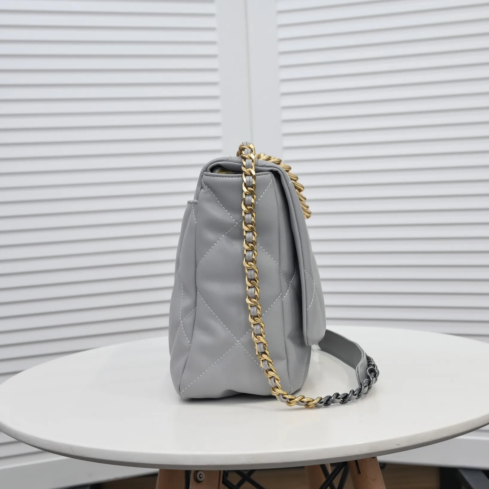 💰480￥The latest hot model of Chanel in large gray size has been shipped📣📣Synchronized with counters🤭Imported cowhide🐂feels very soft. The upper body effect is super good, it can be carried by hand, on one shoulder or cross-body, showing the elegance and charm of women. Hurry up and get it. Style number: 9012. Size: 36*24*14cm.