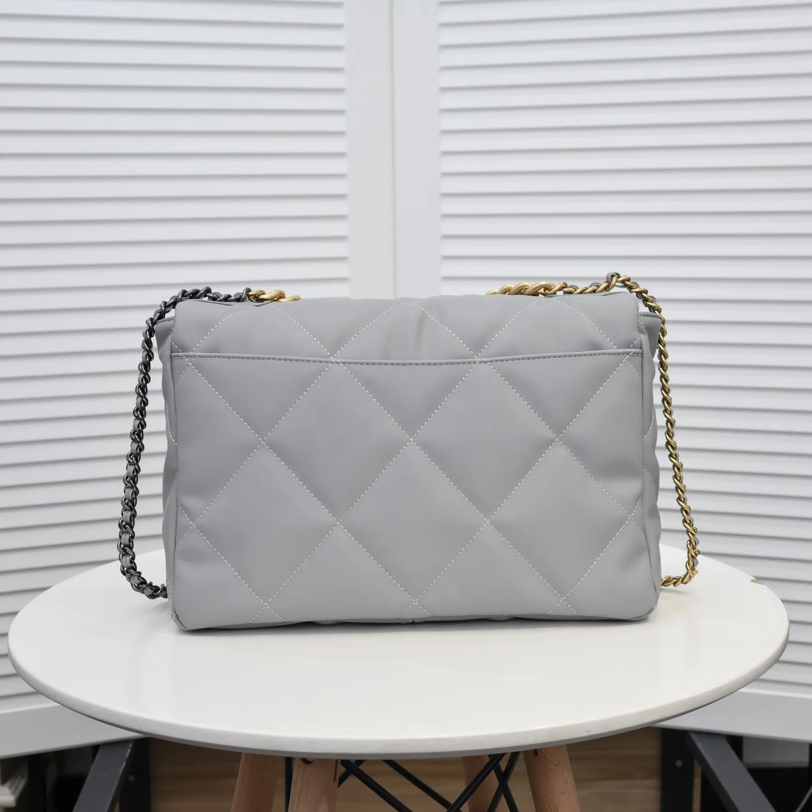 💰480￥The latest hot model of Chanel in large gray size has been shipped📣📣Synchronized with counters🤭Imported cowhide🐂feels very soft. The upper body effect is super good, it can be carried by hand, on one shoulder or cross-body, showing the elegance and charm of women. Hurry up and get it. Style number: 9012. Size: 36*24*14cm.