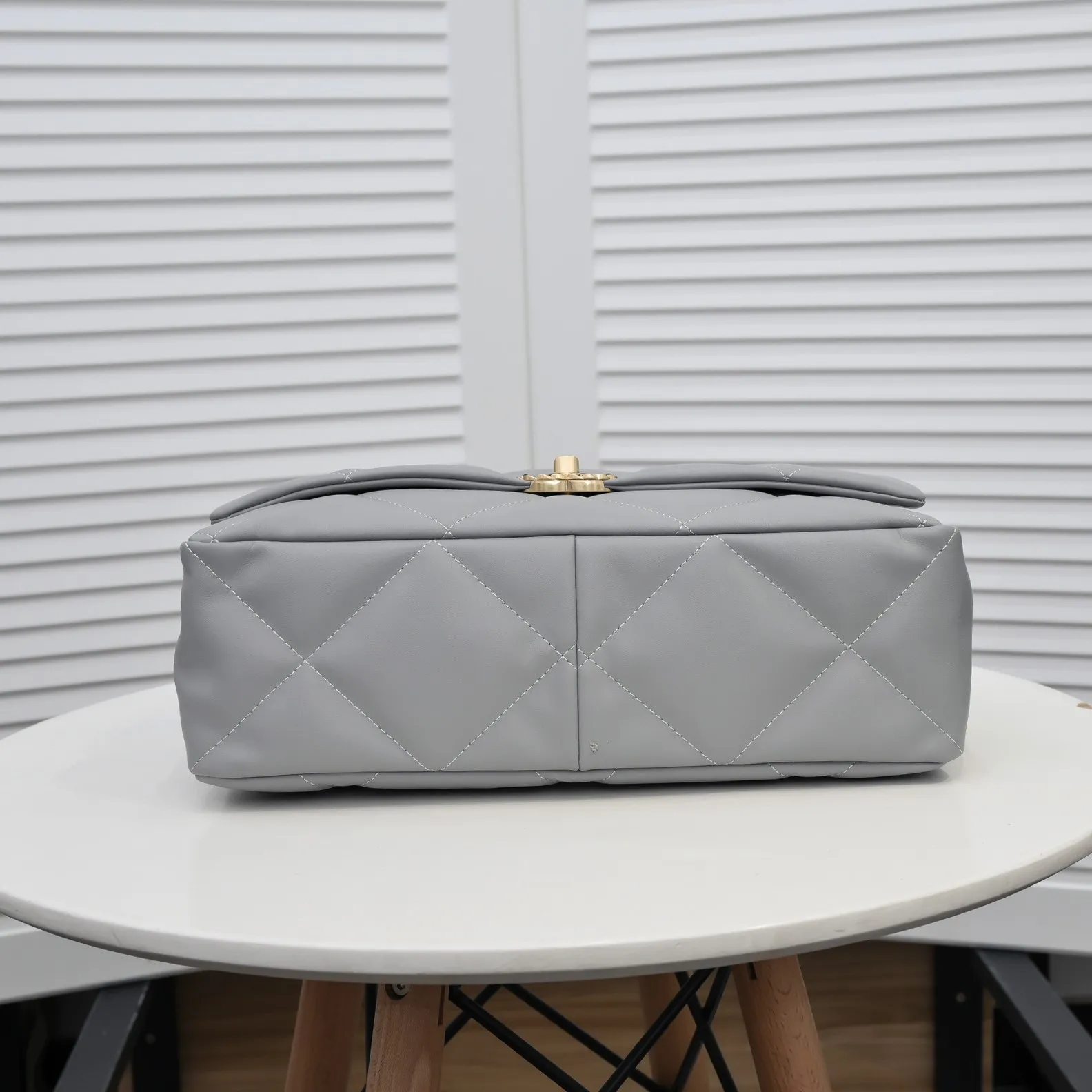 💰480￥The latest hot model of Chanel in large gray size has been shipped📣📣Synchronized with counters🤭Imported cowhide🐂feels very soft. The upper body effect is super good, it can be carried by hand, on one shoulder or cross-body, showing the elegance and charm of women. Hurry up and get it. Style number: 9012. Size: 36*24*14cm.