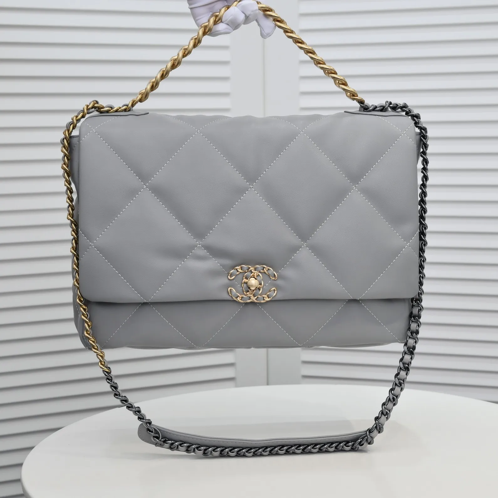 💰480￥The latest hot model of Chanel in large gray size has been shipped📣📣Synchronized with counters🤭Imported cowhide🐂feels very soft. The upper body effect is super good, it can be carried by hand, on one shoulder or cross-body, showing the elegance and charm of women. Hurry up and get it. Style number: 9012. Size: 36*24*14cm.