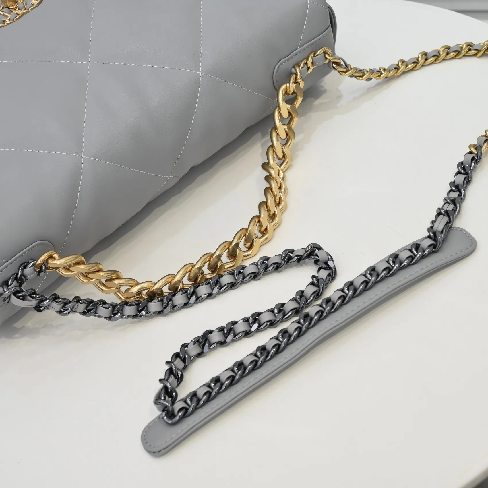 💰480￥The latest hot model of Chanel in large gray size has been shipped📣📣Synchronized with counters🤭Imported cowhide🐂feels very soft. The upper body effect is super good, it can be carried by hand, on one shoulder or cross-body, showing the elegance and charm of women. Hurry up and get it. Style number: 9012. Size: 36*24*14cm.