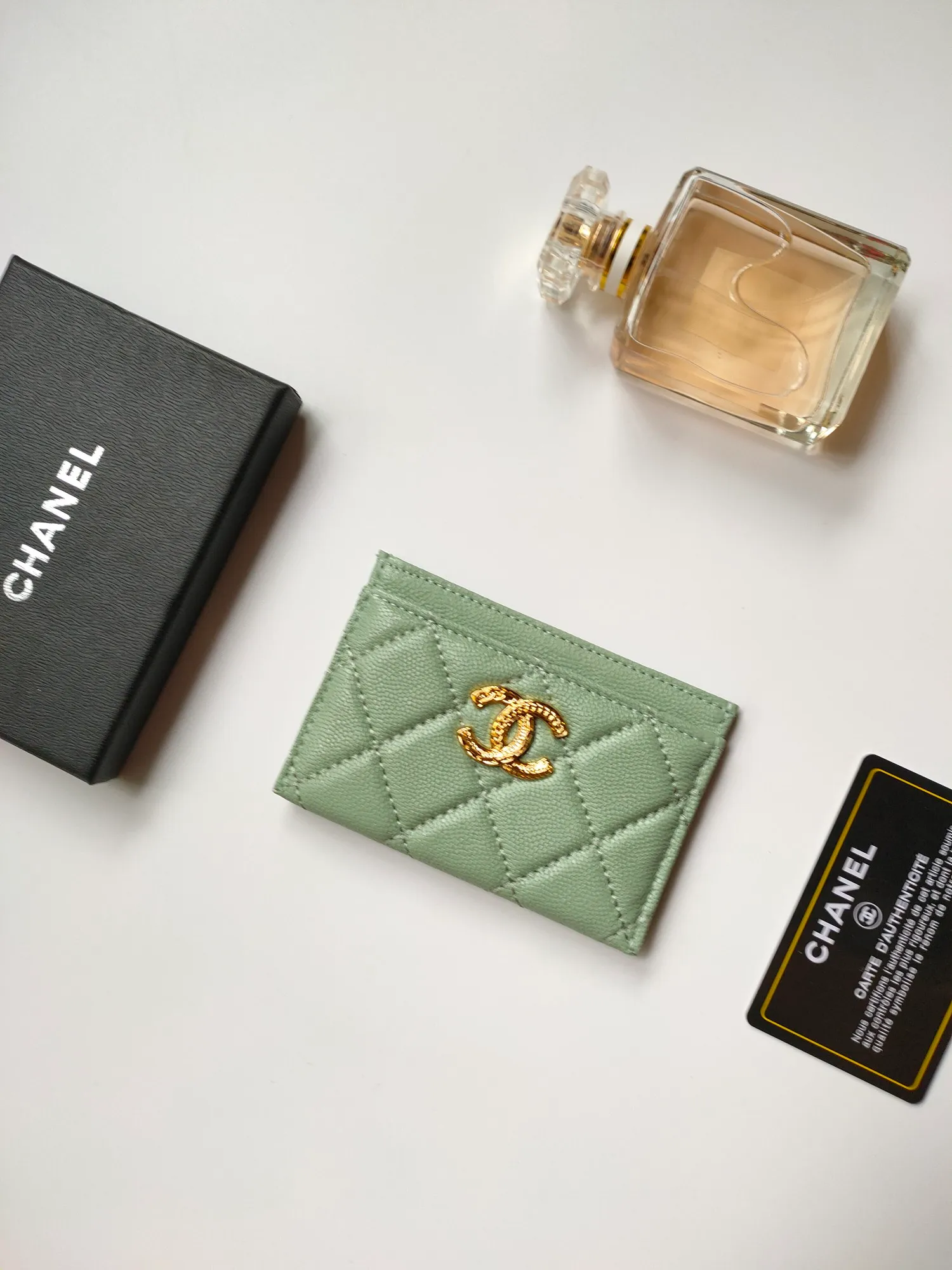 💰110💰Model 3188 CHANEL 22k embossed lgo large double C hardware, official website latest in 2023🆕card holder, caviar medium ball grain cowhide, anti-scratch, super glossy, 3 card slots each put a card, you can also put a card + a few coins in the middle