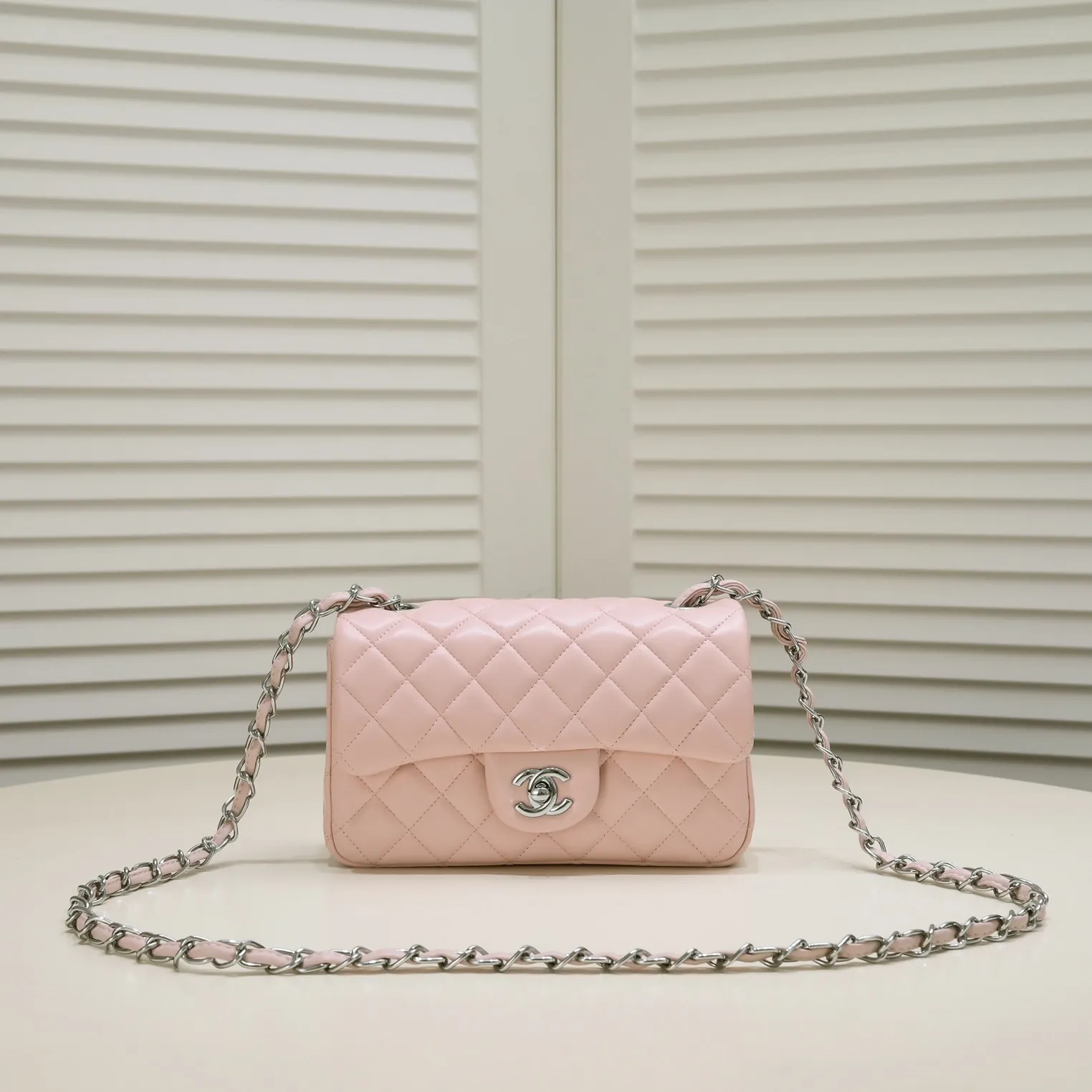 💰320￥Pink CF versatile lambskin🌹 Chanel💃🏻‼ ️Eternal classic style [shy] noble temperament💃🏻favorite of celebrities🌟soft leather and high-end👍counter hardware exquisite workmanship to reject flaws [strong] both dazzling and feminine 😝[strong] luxurious and durable🌟Size: 20*14*7cm Style number: 1116