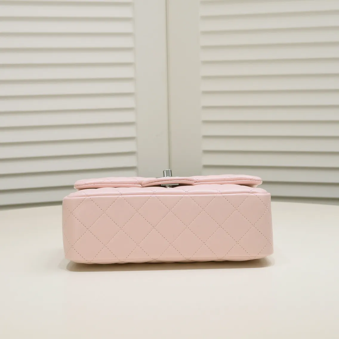 💰320￥Pink CF versatile lambskin🌹 Chanel💃🏻‼ ️Eternal classic style [shy] noble temperament💃🏻favorite of celebrities🌟soft leather and high-end👍counter hardware exquisite workmanship to reject flaws [strong] both dazzling and feminine 😝[strong] luxurious and durable🌟Size: 20*14*7cm Style number: 1116
