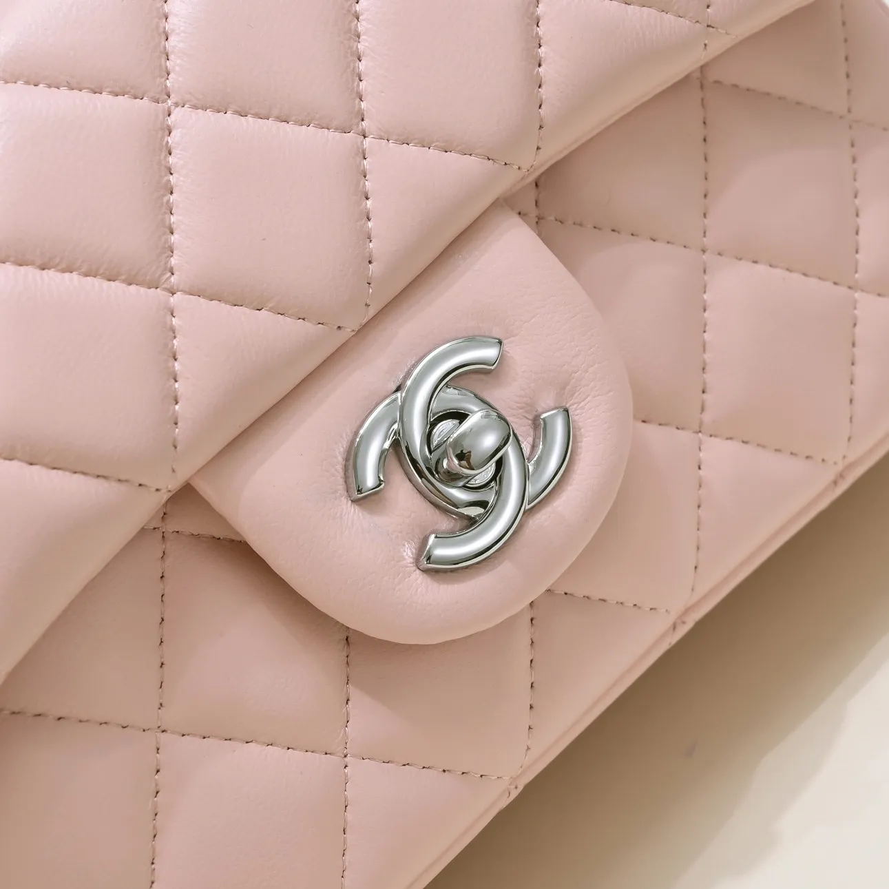 💰320￥Pink CF versatile lambskin🌹 Chanel💃🏻‼ ️Eternal classic style [shy] noble temperament💃🏻favorite of celebrities🌟soft leather and high-end👍counter hardware exquisite workmanship to reject flaws [strong] both dazzling and feminine 😝[strong] luxurious and durable🌟Size: 20*14*7cm Style number: 1116