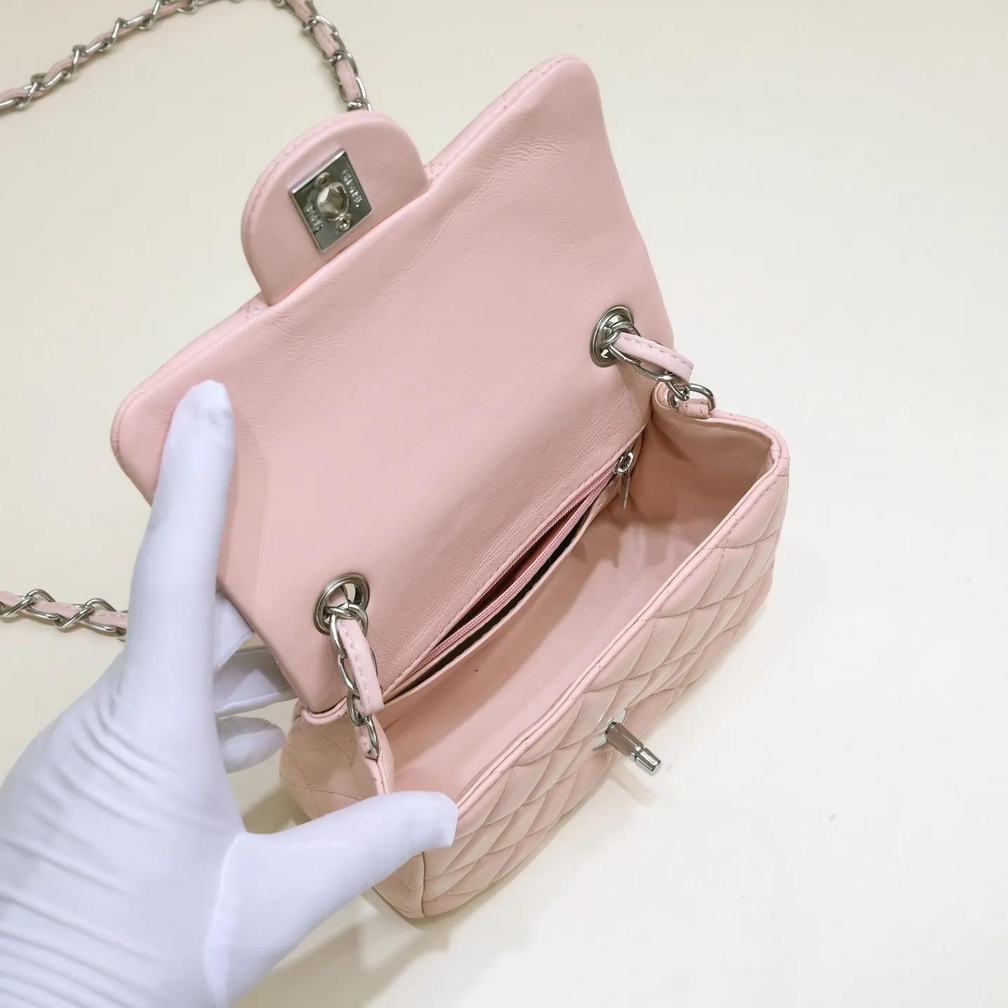💰320￥Pink CF versatile lambskin🌹 Chanel💃🏻‼ ️Eternal classic style [shy] noble temperament💃🏻favorite of celebrities🌟soft leather and high-end👍counter hardware exquisite workmanship to reject flaws [strong] both dazzling and feminine 😝[strong] luxurious and durable🌟Size: 20*14*7cm Style number: 1116