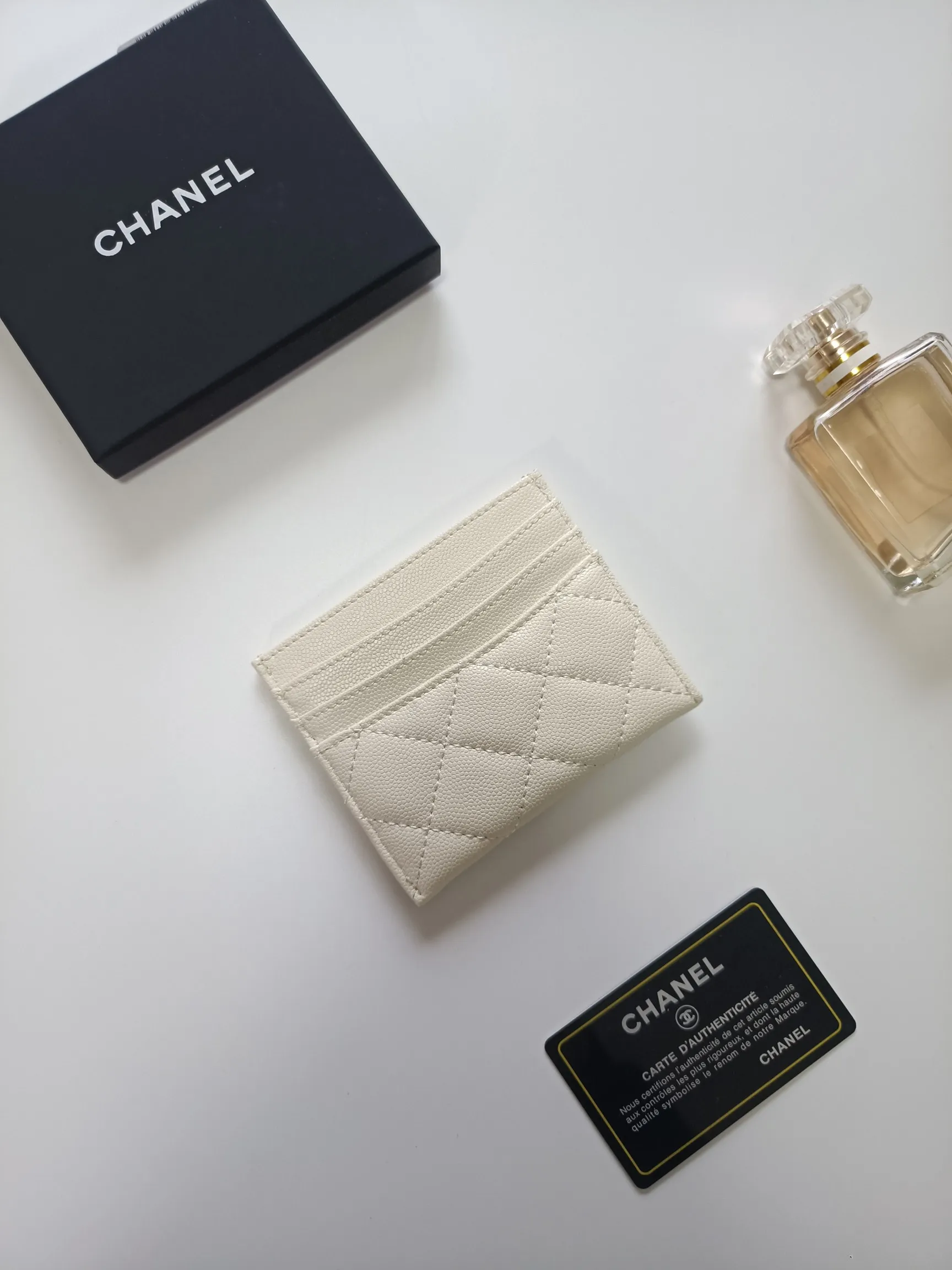 💰100💰 chanel 2025 new product card holder lambskin, seven card slots, can hold change, imported Italian lambskin + hardware logo, so beautiful, love it. The color is as shown in the picture, easy and fast storage, mini card holder No.: AP8964 Size: w11×h10cm