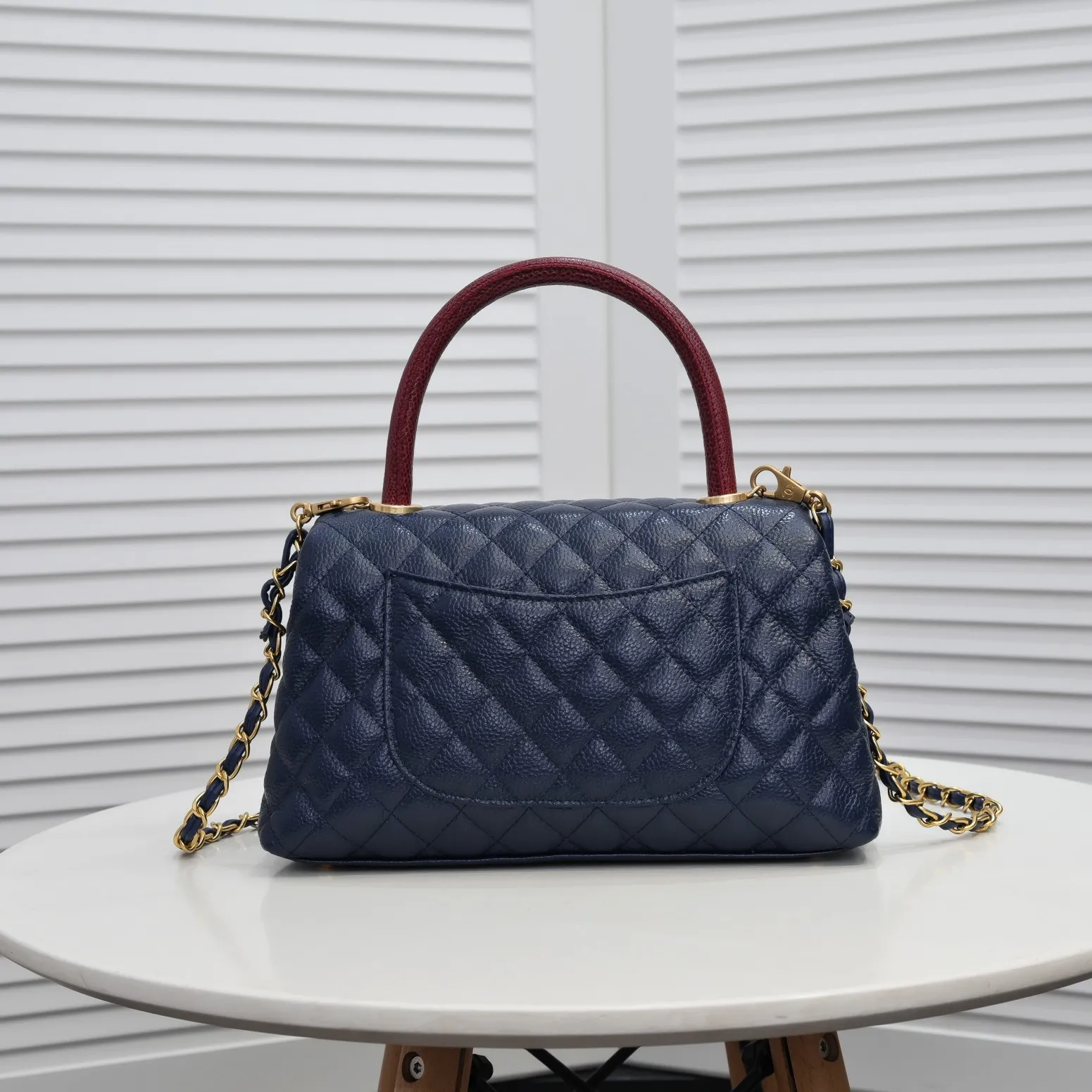 💰440￥Dark blue with red hand for Chanel💥Unique design buckle flap bag that can be used as a shoulder or hand carry🙌Purchased imported first-layer cowhide🐂Lychee patternⓂ️Unique material with upgraded version All imported gilt hardware💍💍💍Top masters😜Purely handmade and meticulously crafted😏You will be dressed up with a high-end [Chanel] to make you graceful and radiant💃Always fashionable Style number: 92992 Size: 28*17*9cm