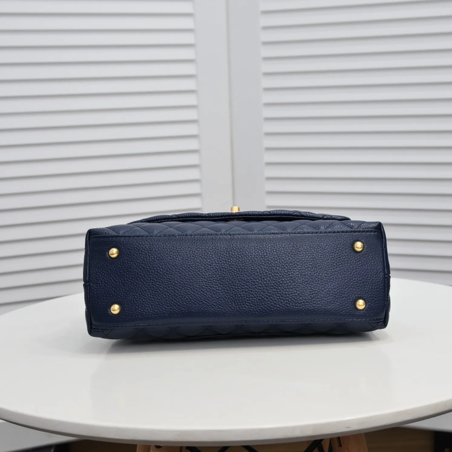 💰440￥Dark blue with red hand for Chanel💥Unique design buckle flap bag that can be used as a shoulder or hand carry🙌Purchased imported first-layer cowhide🐂Lychee patternⓂ️Unique material with upgraded version All imported gilt hardware💍💍💍Top masters😜Purely handmade and meticulously crafted😏You will be dressed up with a high-end [Chanel] to make you graceful and radiant💃Always fashionable Style number: 92992 Size: 28*17*9cm