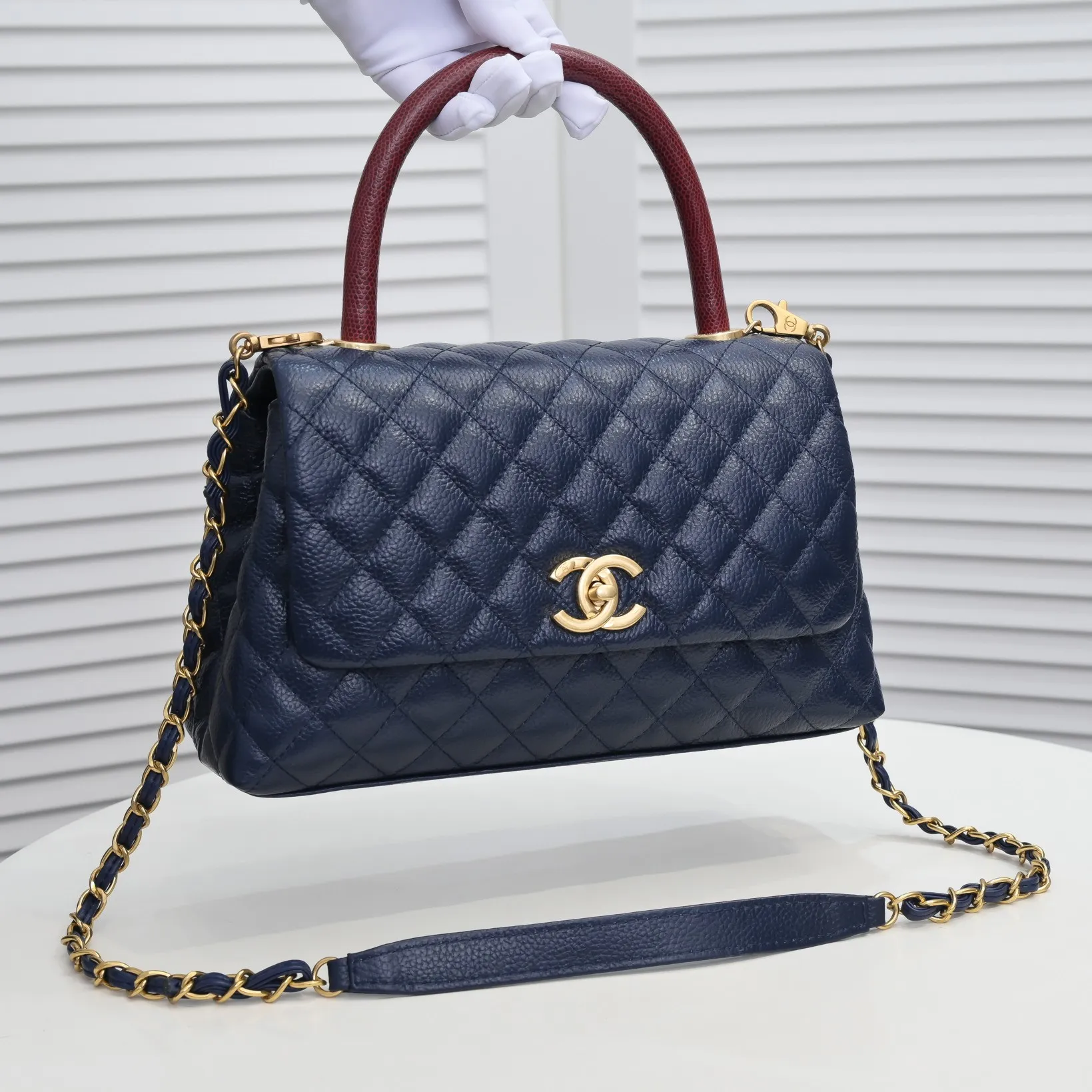 💰440￥Dark blue with red hand for Chanel💥Unique design buckle flap bag that can be used as a shoulder or hand carry🙌Purchased imported first-layer cowhide🐂Lychee patternⓂ️Unique material with upgraded version All imported gilt hardware💍💍💍Top masters😜Purely handmade and meticulously crafted😏You will be dressed up with a high-end [Chanel] to make you graceful and radiant💃Always fashionable Style number: 92992 Size: 28*17*9cm