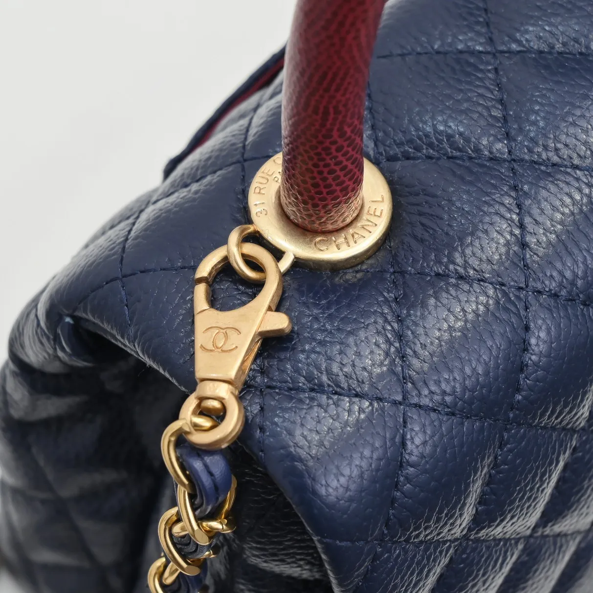 💰440￥Dark blue with red hand for Chanel💥Unique design buckle flap bag that can be used as a shoulder or hand carry🙌Purchased imported first-layer cowhide🐂Lychee patternⓂ️Unique material with upgraded version All imported gilt hardware💍💍💍Top masters😜Purely handmade and meticulously crafted😏You will be dressed up with a high-end [Chanel] to make you graceful and radiant💃Always fashionable Style number: 92992 Size: 28*17*9cm