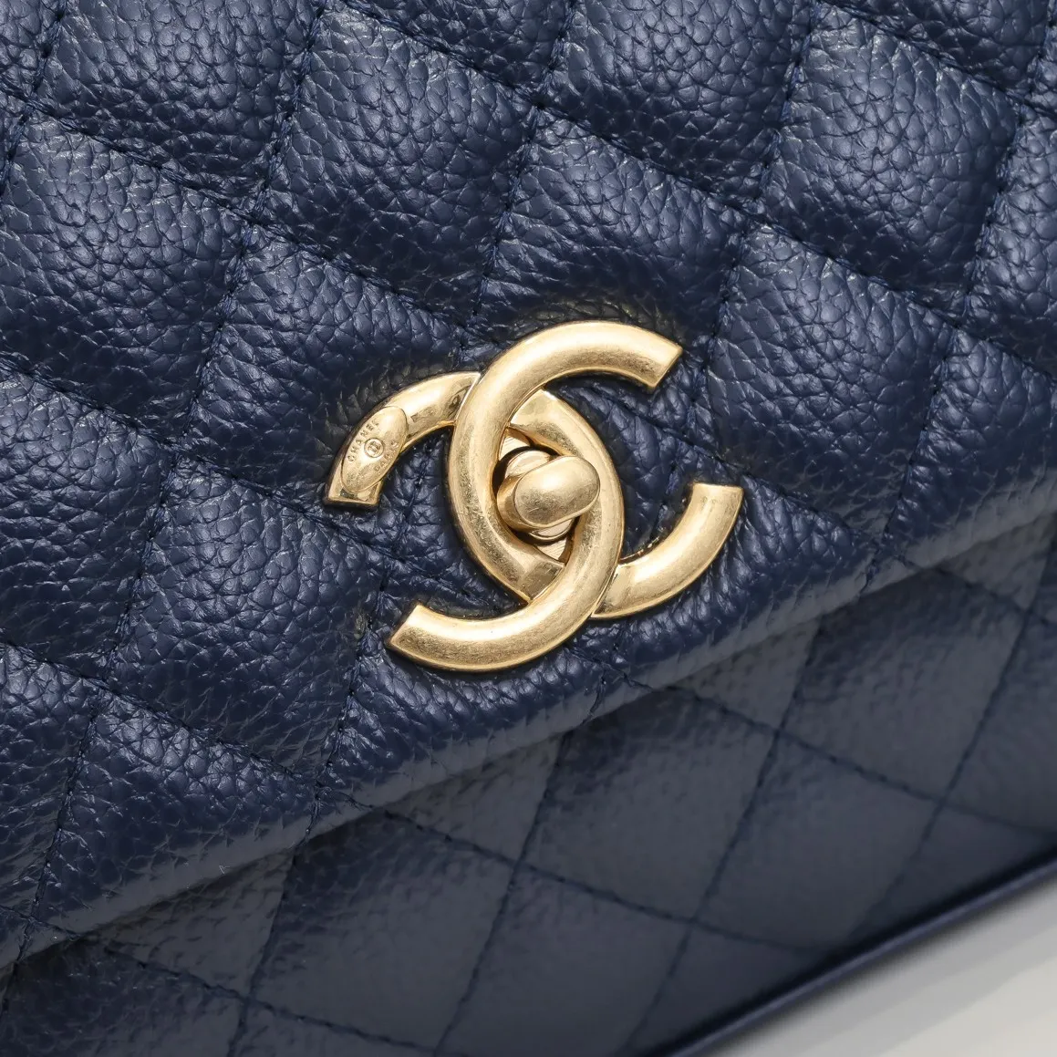 💰440￥Dark blue with red hand for Chanel💥Unique design buckle flap bag that can be used as a shoulder or hand carry🙌Purchased imported first-layer cowhide🐂Lychee patternⓂ️Unique material with upgraded version All imported gilt hardware💍💍💍Top masters😜Purely handmade and meticulously crafted😏You will be dressed up with a high-end [Chanel] to make you graceful and radiant💃Always fashionable Style number: 92992 Size: 28*17*9cm