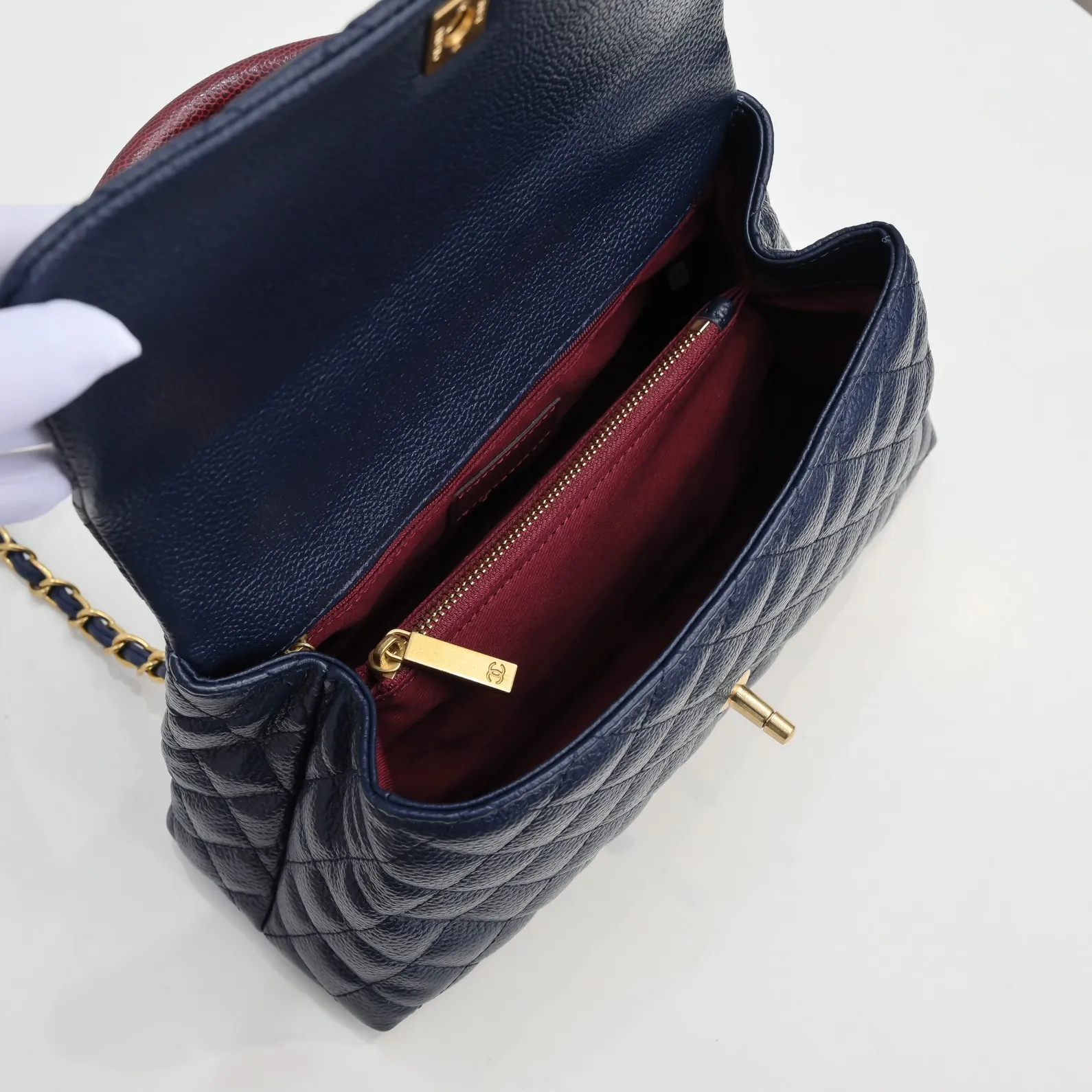 💰440￥Dark blue with red hand for Chanel💥Unique design buckle flap bag that can be used as a shoulder or hand carry🙌Purchased imported first-layer cowhide🐂Lychee patternⓂ️Unique material with upgraded version All imported gilt hardware💍💍💍Top masters😜Purely handmade and meticulously crafted😏You will be dressed up with a high-end [Chanel] to make you graceful and radiant💃Always fashionable Style number: 92992 Size: 28*17*9cm