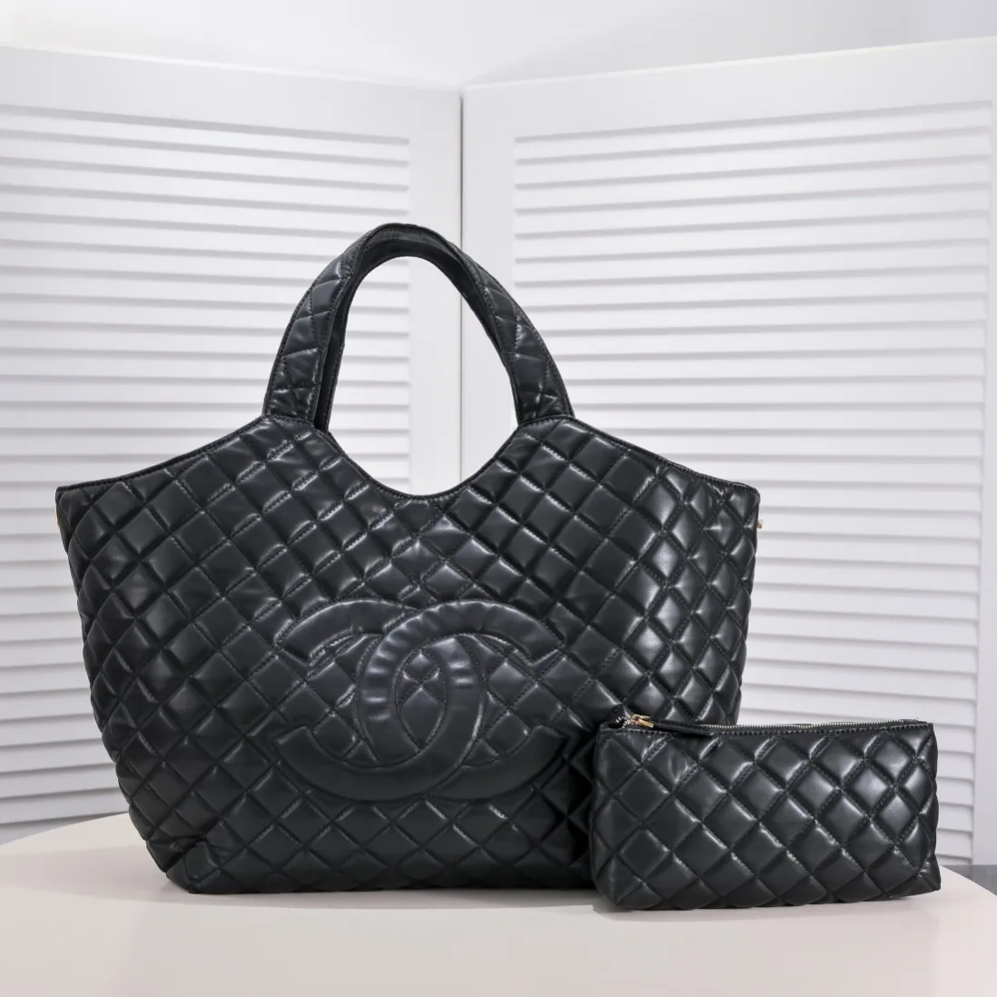 💰520￥𝗖𝗛𝗔𝗡𝗘𝗟 With the rise of the "little waste bag" trend, the sizes of major brand bags are getting smaller and smaller. While fashionable people carry their concave shapes, they often have to prepare a large handbag to hold mobile phones, water bottles, umbrellas and other daily items. It seems that they have heard everyone's needs. This season, 𝗖𝗛𝗔𝗡𝗘𝗟家 has launched a new bag IC that is said to be "able to hold everything in life" ARE, whose name originates from the Greek mythological figure - Icarus, is a three-dimensional monogram in the center of the Napa sheepskin. It is avant-garde and aura. The creative director of 𝗖𝗛𝗔𝗡𝗘𝗟 also said that this handbag will soon become the brand's most eye-catching new style. For people who cannot rely on small handbags for daily travel, Icare's spacious large-capacity design and simple and clean shape must be very suitable for you! Model: 9094 Large bag size: opening width 58cm, bottom width 47cm, height (with wrist) 61cm, bottom side width 8cm Small bag size: 27x13x8cm