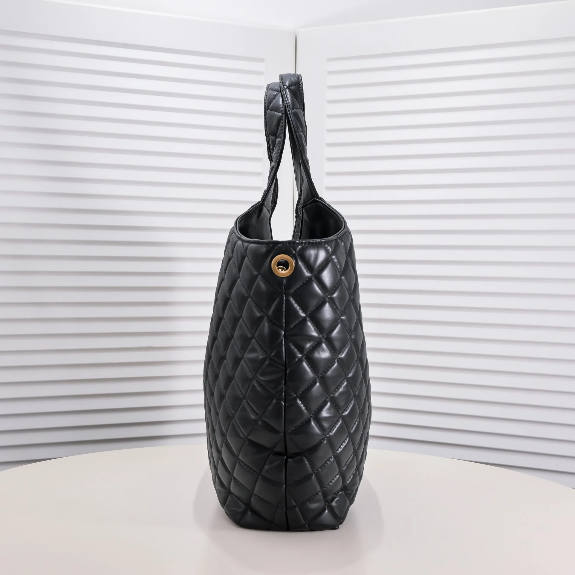 💰520￥𝗖𝗛𝗔𝗡𝗘𝗟 With the rise of the "little waste bag" trend, the sizes of major brand bags are getting smaller and smaller. While fashionable people carry their concave shapes, they often have to prepare a large handbag to hold mobile phones, water bottles, umbrellas and other daily items. It seems that they have heard everyone's needs. This season, 𝗖𝗛𝗔𝗡𝗘𝗟家 has launched a new bag IC that is said to be "able to hold everything in life" ARE, whose name originates from the Greek mythological figure - Icarus, is a three-dimensional monogram in the center of the Napa sheepskin. It is avant-garde and aura. The creative director of 𝗖𝗛𝗔𝗡𝗘𝗟 also said that this handbag will soon become the brand's most eye-catching new style. For people who cannot rely on small handbags for daily travel, Icare's spacious large-capacity design and simple and clean shape must be very suitable for you! Model: 9094 Large bag size: opening width 58cm, bottom width 47cm, height (with wrist) 61cm, bottom side width 8cm Small bag size: 27x13x8cm
