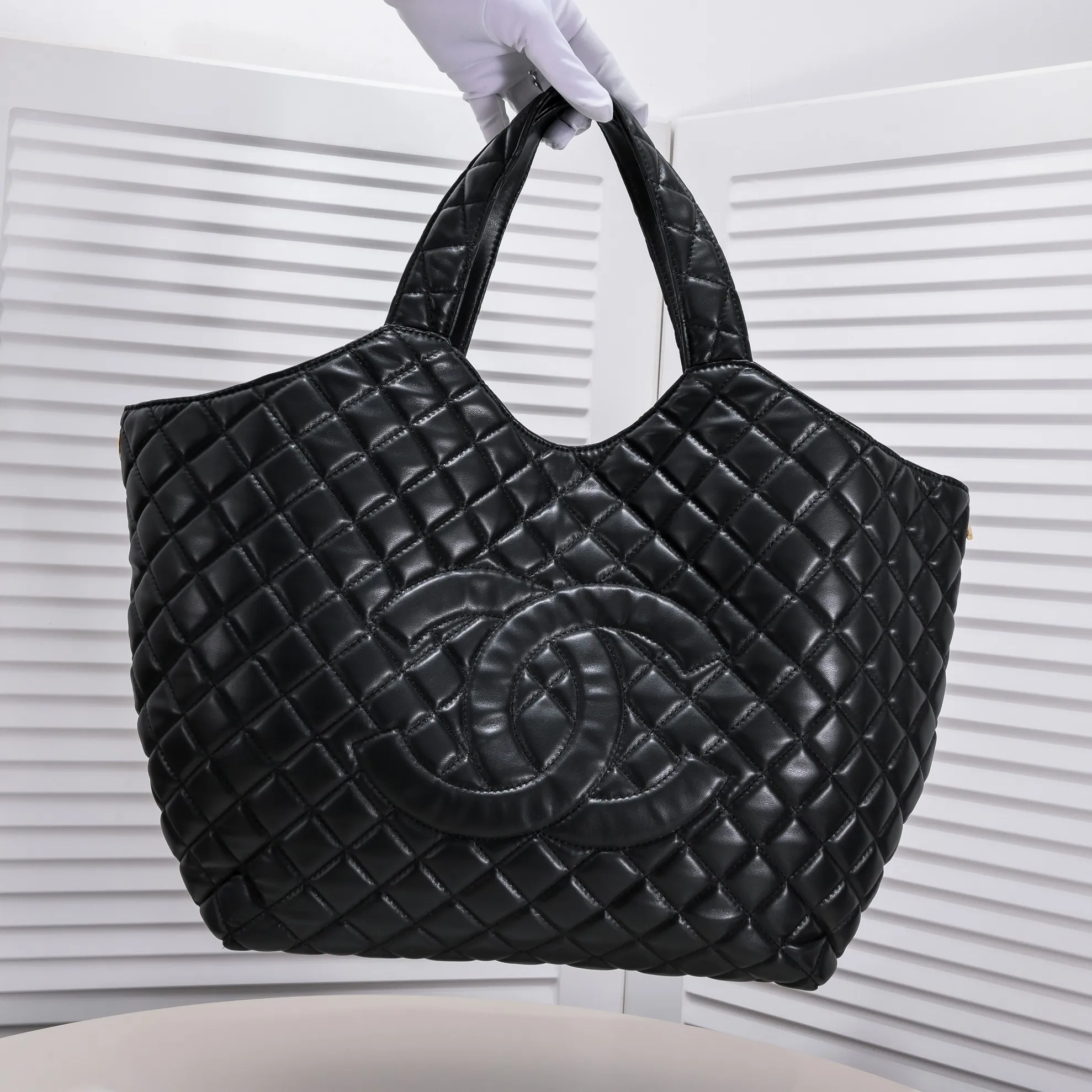 💰520￥𝗖𝗛𝗔𝗡𝗘𝗟 With the rise of the "little waste bag" trend, the sizes of major brand bags are getting smaller and smaller. While fashionable people carry their concave shapes, they often have to prepare a large handbag to hold mobile phones, water bottles, umbrellas and other daily items. It seems that they have heard everyone's needs. This season, 𝗖𝗛𝗔𝗡𝗘𝗟家 has launched a new bag IC that is said to be "able to hold everything in life" ARE, whose name originates from the Greek mythological figure - Icarus, is a three-dimensional monogram in the center of the Napa sheepskin. It is avant-garde and aura. The creative director of 𝗖𝗛𝗔𝗡𝗘𝗟 also said that this handbag will soon become the brand's most eye-catching new style. For people who cannot rely on small handbags for daily travel, Icare's spacious large-capacity design and simple and clean shape must be very suitable for you! Model: 9094 Large bag size: opening width 58cm, bottom width 47cm, height (with wrist) 61cm, bottom side width 8cm Small bag size: 27x13x8cm