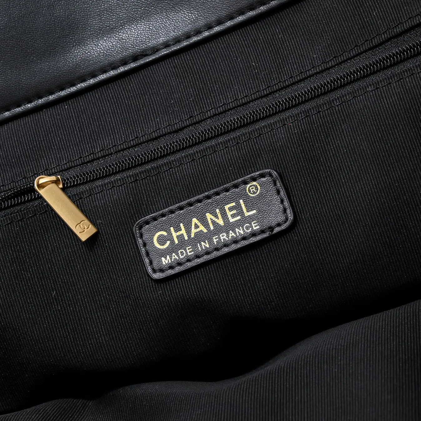 💰520￥𝗖𝗛𝗔𝗡𝗘𝗟 With the rise of the "little waste bag" trend, the sizes of major brand bags are getting smaller and smaller. While fashionable people carry their concave shapes, they often have to prepare a large handbag to hold mobile phones, water bottles, umbrellas and other daily items. It seems that they have heard everyone's needs. This season, 𝗖𝗛𝗔𝗡𝗘𝗟家 has launched a new bag IC that is said to be "able to hold everything in life" ARE, whose name originates from the Greek mythological figure - Icarus, is a three-dimensional monogram in the center of the Napa sheepskin. It is avant-garde and aura. The creative director of 𝗖𝗛𝗔𝗡𝗘𝗟 also said that this handbag will soon become the brand's most eye-catching new style. For people who cannot rely on small handbags for daily travel, Icare's spacious large-capacity design and simple and clean shape must be very suitable for you! Model: 9094 Large bag size: opening width 58cm, bottom width 47cm, height (with wrist) 61cm, bottom side width 8cm Small bag size: 27x13x8cm