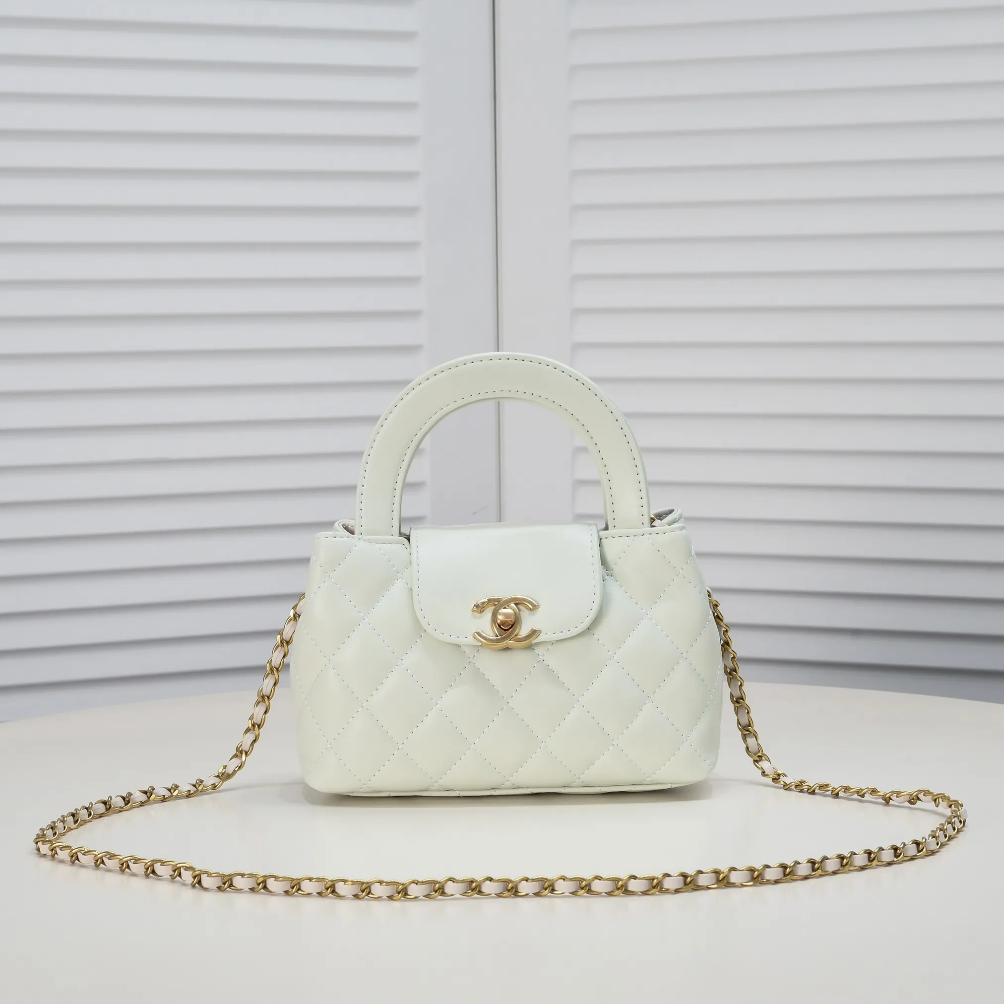 💰360￥💜Chane1’s new bag is so beautiful🎗️ 🖤Chanel23/24 autumn and winter show is full of camellias, and the new bags are so beautiful! 🦢The theme and design inspiration are related to the brand’s iconic camellia, which looks beautiful and exquisite. 🥇Made from sheepskin! 🌸As creative director Virginie Viard said: "Camellia is not only a theme, but a timeless and classic style symbol of the brand. It makes me feel safe and friendly. I love its softness and strength. 👸🏻, retro, elegant, and a feeling of dreaming back to the peak period of Galeries Lafayette! Style number: 6170 🦋size: 19*13*7cm