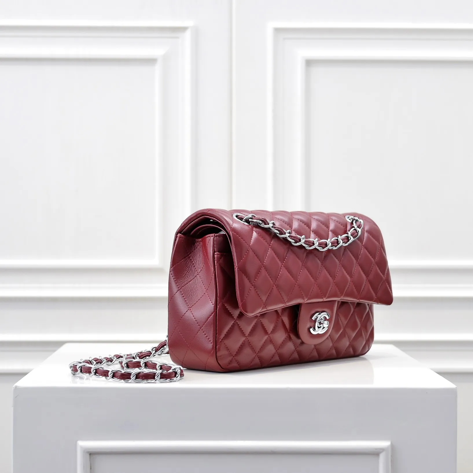 💰420￥Chanel🔥Exclusive quality real shot shipment✈️Official website updated simultaneously👑Chanel sheep pattern classic style with original hardware, summer style is coming💋CHANEL ‼ ️Crossbody bag, sheepskin with red lining🌸‼ ️ 🙈Fashion new favorite🙈 Size: 25.5*16*6.5. Style number: 1112 sheepskin