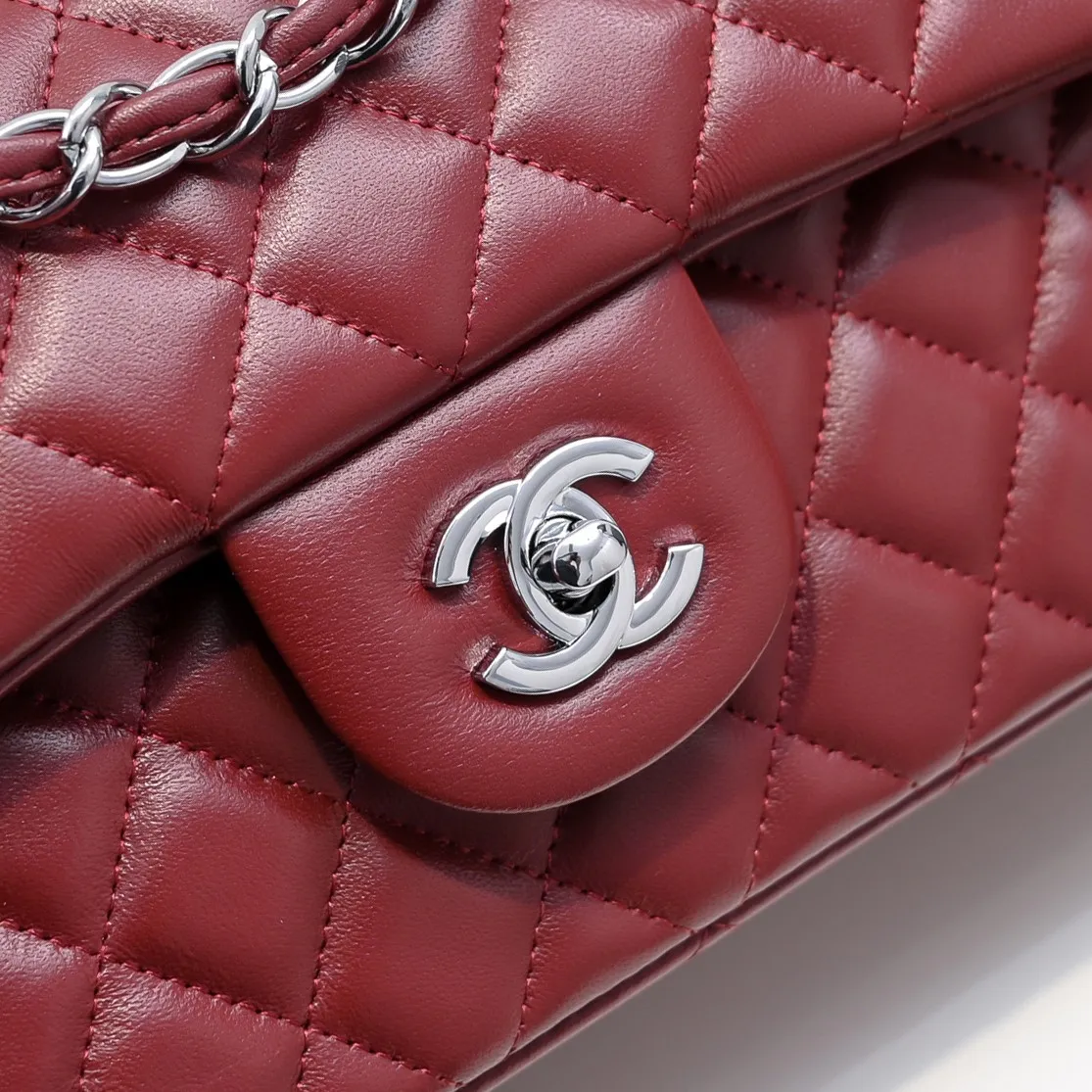 💰420￥Chanel🔥Exclusive quality real shot shipment✈️Official website updated simultaneously👑Chanel sheep pattern classic style with original hardware, summer style is coming💋CHANEL ‼ ️Crossbody bag, sheepskin with red lining🌸‼ ️ 🙈Fashion new favorite🙈 Size: 25.5*16*6.5. Style number: 1112 sheepskin