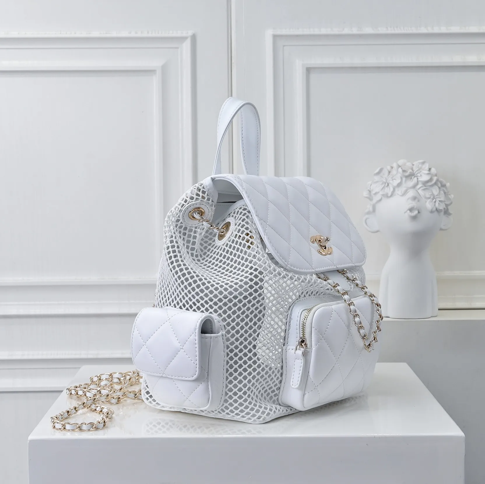 💰500￥👑CHANEL25S hot spring and summer series🔥Chanel fishnet gauze bag uses hollow mesh, metal weaving/sheepskin mesh and other materials to create a light and breathable mesh bag effect. The classic rhombus and personalized mesh! The conflicting aesthetics make it look summery at a glance. Tian~ The back is not only for carrying items, but also a fashion benchmark for walking on the street. √ Makes you the center of attention easily. It can be carried on one shoulder, both shoulders, or by hand! The capacity is enough for commuting and traveling. It is definitely a considerate companion for your travels! Size: 26x25cm, style number: 1233