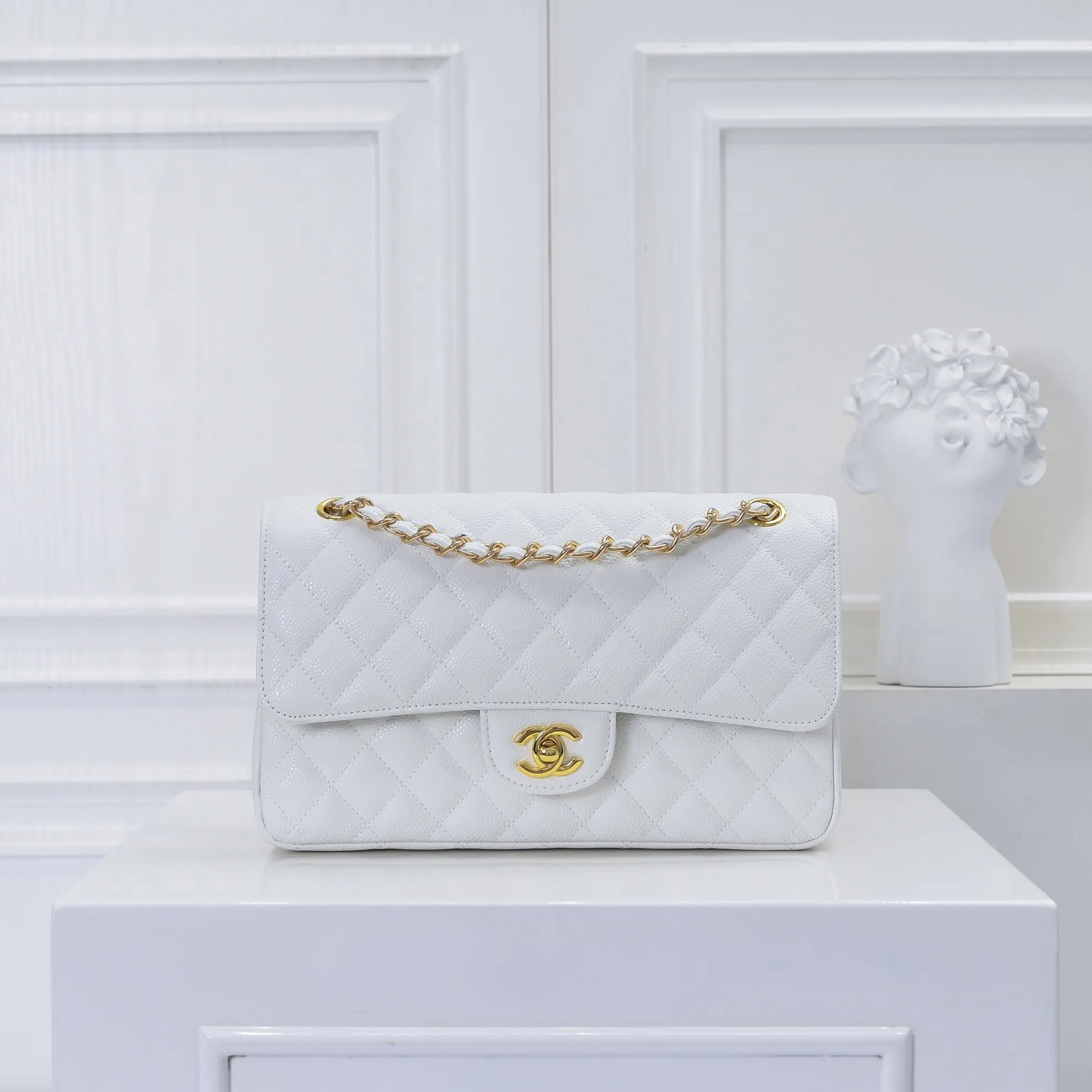 💰420￥Chanel,...Palace-level poison👏...Overseas original factory CF2.55...😱 Absolutely the top-notch caviar ball-grain cowhide you have never seen...✨Real K gold➰Gold buckle✨👑 The line spacing is perfectly consistent. The side of the bag is perfectly streamlined👏..It must have such a texture to be perfect💋 Follow the 9-pin diamond pattern. The flip cover is smooth and seamless ☑️ Strong visual three-dimensional effect 🔱 The diamond pattern is full and delicate 💑 It is super smooth, soft and comfortable to use 👒 CF is a must-have for girls. Size: 25.5*16*6.5cm. Style number: 1112 ball pattern