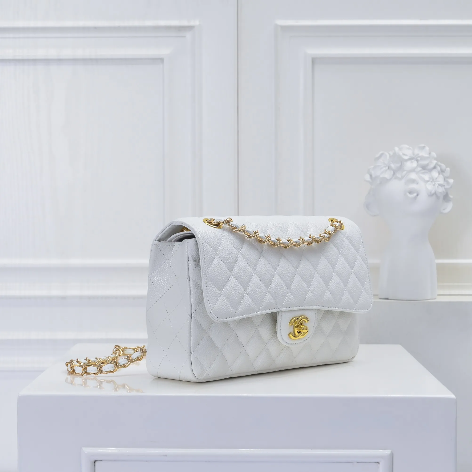 💰420￥Chanel,...Palace-level poison👏...Overseas original factory CF2.55...😱 Absolutely the top-notch caviar ball-grain cowhide you have never seen...✨Real K gold➰Gold buckle✨👑 The line spacing is perfectly consistent. The side of the bag is perfectly streamlined👏..It must have such a texture to be perfect💋 Follow the 9-pin diamond pattern. The flip cover is smooth and seamless ☑️ Strong visual three-dimensional effect 🔱 The diamond pattern is full and delicate 💑 It is super smooth, soft and comfortable to use 👒 CF is a must-have for girls. Size: 25.5*16*6.5cm. Style number: 1112 ball pattern
