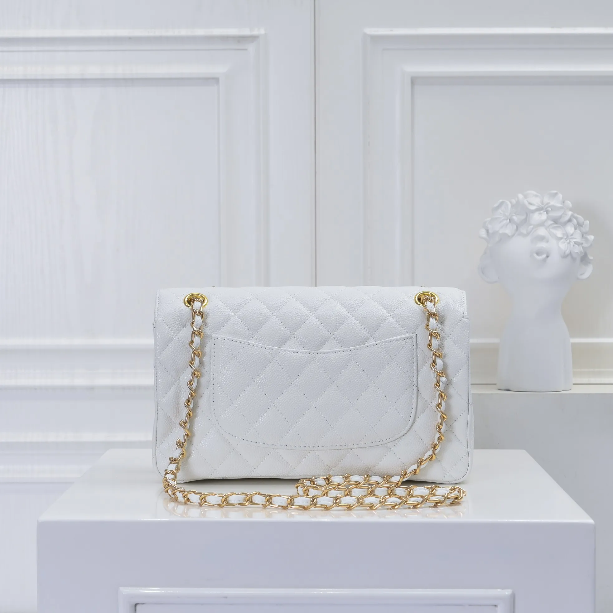 💰420￥Chanel,...Palace-level poison👏...Overseas original factory CF2.55...😱 Absolutely the top-notch caviar ball-grain cowhide you have never seen...✨Real K gold➰Gold buckle✨👑 The line spacing is perfectly consistent. The side of the bag is perfectly streamlined👏..It must have such a texture to be perfect💋 Follow the 9-pin diamond pattern. The flip cover is smooth and seamless ☑️ Strong visual three-dimensional effect 🔱 The diamond pattern is full and delicate 💑 It is super smooth, soft and comfortable to use 👒 CF is a must-have for girls. Size: 25.5*16*6.5cm. Style number: 1112 ball pattern