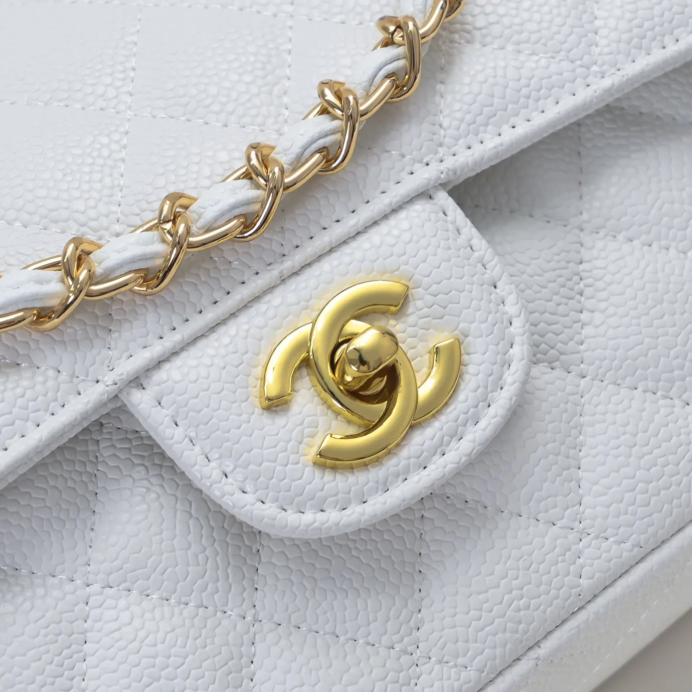 💰420￥Chanel,...Palace-level poison👏...Overseas original factory CF2.55...😱 Absolutely the top-notch caviar ball-grain cowhide you have never seen...✨Real K gold➰Gold buckle✨👑 The line spacing is perfectly consistent. The side of the bag is perfectly streamlined👏..It must have such a texture to be perfect💋 Follow the 9-pin diamond pattern. The flip cover is smooth and seamless ☑️ Strong visual three-dimensional effect 🔱 The diamond pattern is full and delicate 💑 It is super smooth, soft and comfortable to use 👒 CF is a must-have for girls. Size: 25.5*16*6.5cm. Style number: 1112 ball pattern
