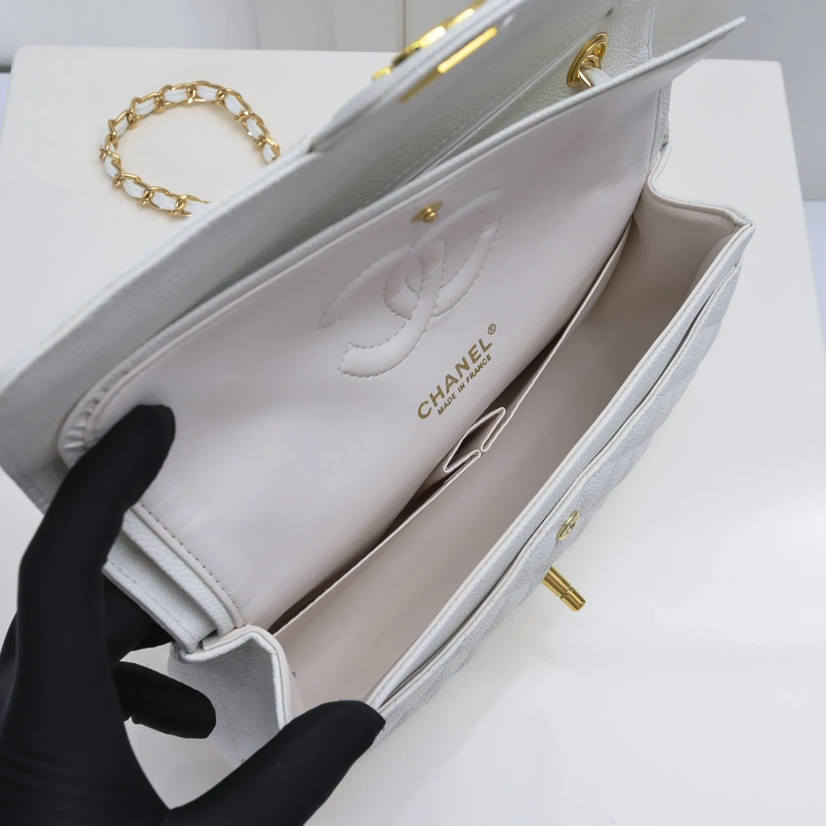 💰420￥Chanel,...Palace-level poison👏...Overseas original factory CF2.55...😱 Absolutely the top-notch caviar ball-grain cowhide you have never seen...✨Real K gold➰Gold buckle✨👑 The line spacing is perfectly consistent. The side of the bag is perfectly streamlined👏..It must have such a texture to be perfect💋 Follow the 9-pin diamond pattern. The flip cover is smooth and seamless ☑️ Strong visual three-dimensional effect 🔱 The diamond pattern is full and delicate 💑 It is super smooth, soft and comfortable to use 👒 CF is a must-have for girls. Size: 25.5*16*6.5cm. Style number: 1112 ball pattern