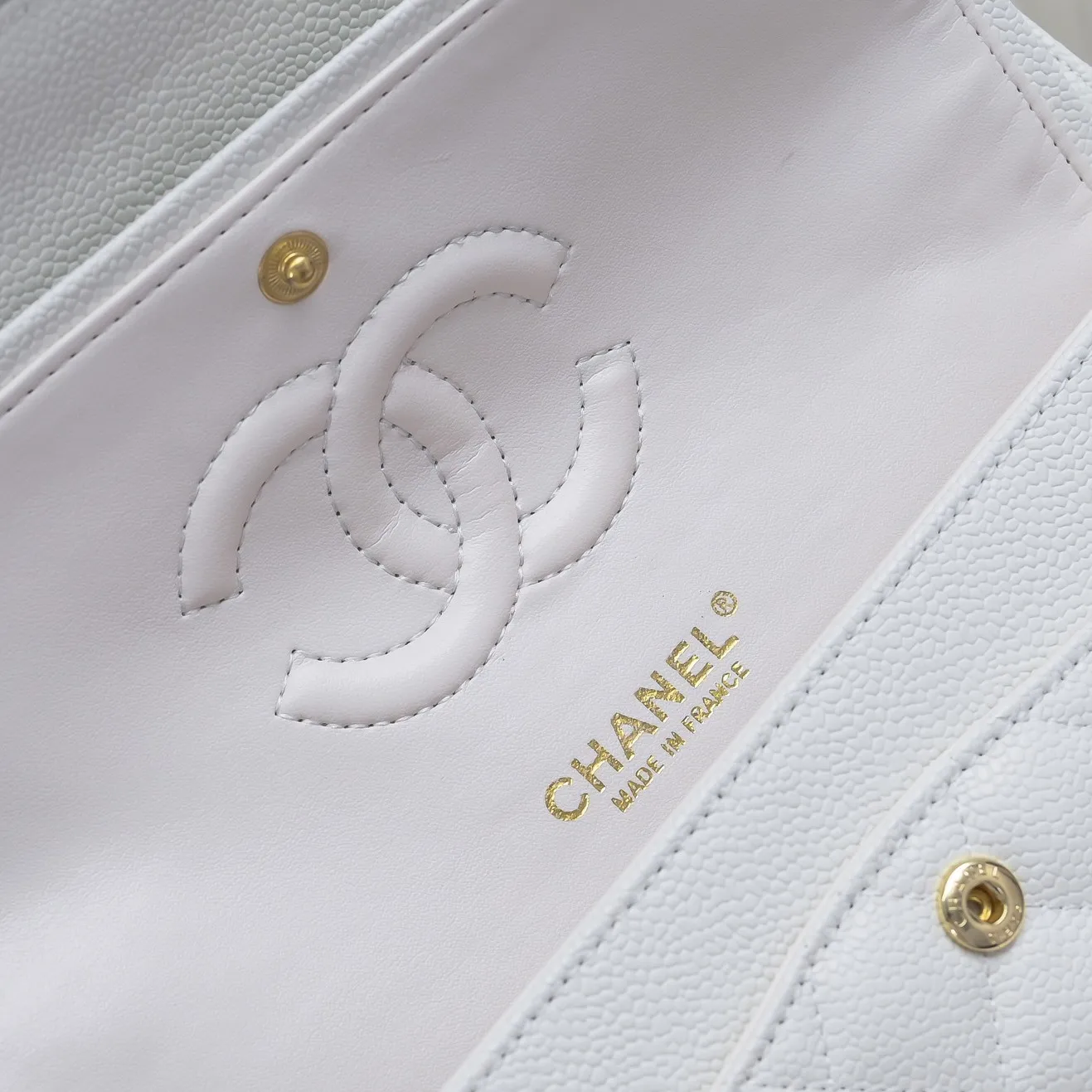 💰420￥Chanel,...Palace-level poison👏...Overseas original factory CF2.55...😱 Absolutely the top-notch caviar ball-grain cowhide you have never seen...✨Real K gold➰Gold buckle✨👑 The line spacing is perfectly consistent. The side of the bag is perfectly streamlined👏..It must have such a texture to be perfect💋 Follow the 9-pin diamond pattern. The flip cover is smooth and seamless ☑️ Strong visual three-dimensional effect 🔱 The diamond pattern is full and delicate 💑 It is super smooth, soft and comfortable to use 👒 CF is a must-have for girls. Size: 25.5*16*6.5cm. Style number: 1112 ball pattern