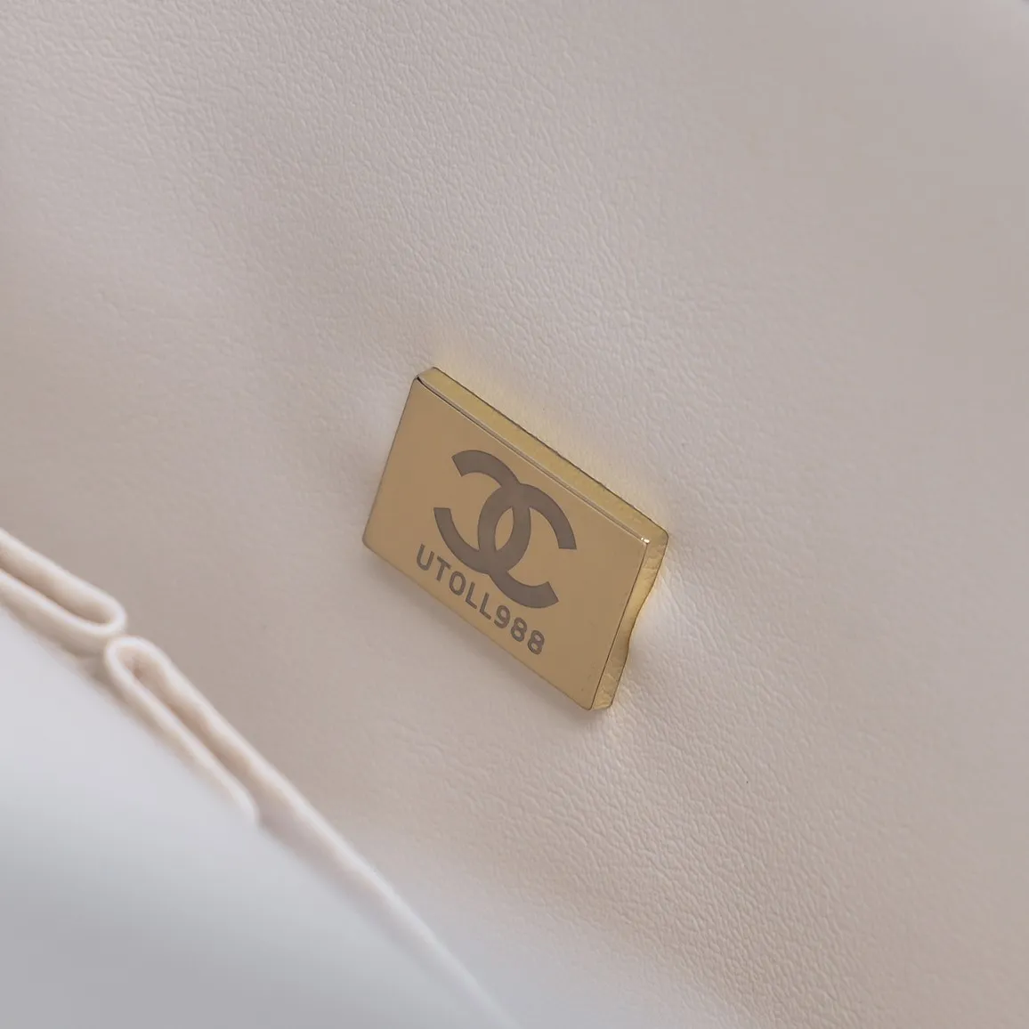 💰420￥Chanel,...Palace-level poison👏...Overseas original factory CF2.55...😱 Absolutely the top-notch caviar ball-grain cowhide you have never seen...✨Real K gold➰Gold buckle✨👑 The line spacing is perfectly consistent. The side of the bag is perfectly streamlined👏..It must have such a texture to be perfect💋 Follow the 9-pin diamond pattern. The flip cover is smooth and seamless ☑️ Strong visual three-dimensional effect 🔱 The diamond pattern is full and delicate 💑 It is super smooth, soft and comfortable to use 👒 CF is a must-have for girls. Size: 25.5*16*6.5cm. Style number: 1112 ball pattern
