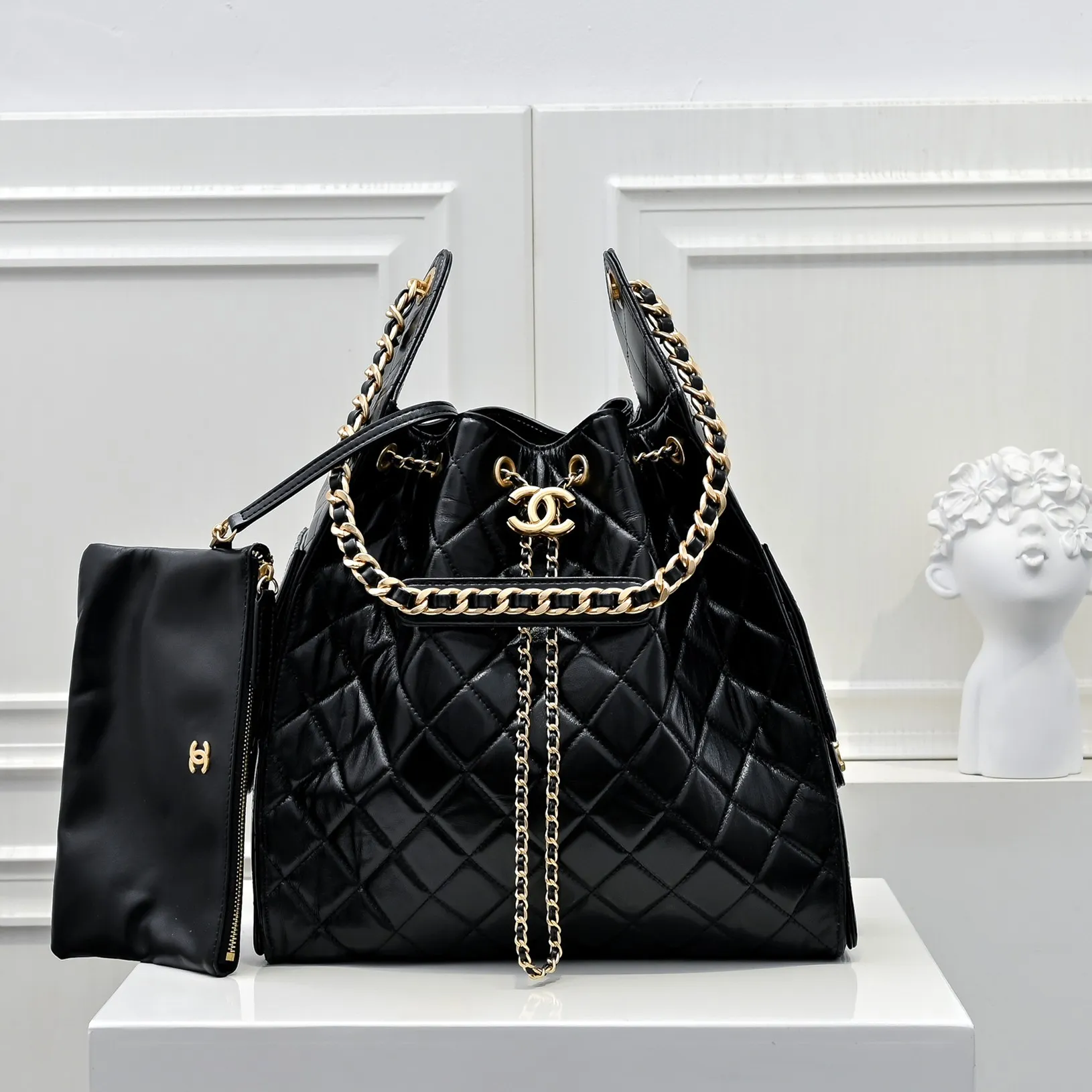 💰580￥ Large upgraded version chanel 25c bag king oil wax leather hobo armpit bag hippie armpit bag large retro gold coin button drawstring bucket bag + diamond pattern + retro black gold classic chain design, full of high-end sense! A must-have for daily travel, with exquisite appearance and delicate texture, it can be easily worn in both casual and formal occasions. Size: 40x30x15cm Style No.: 7073 Material: Oil-waxed cowhide