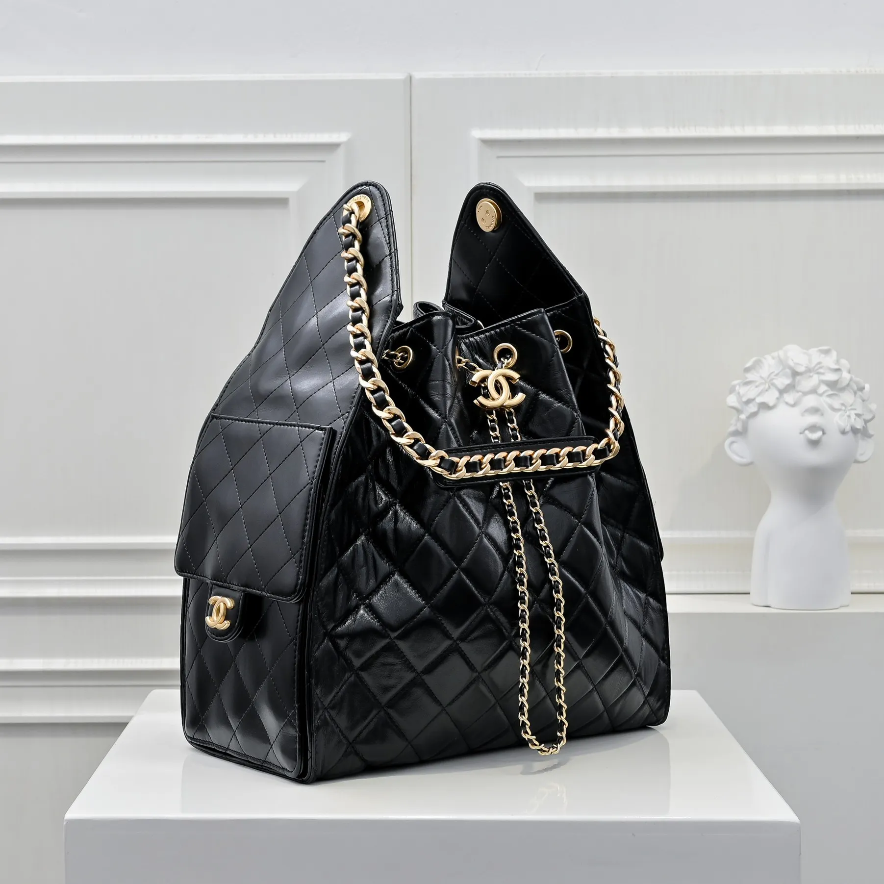 💰580￥ Large upgraded version chanel 25c bag king oil wax leather hobo armpit bag hippie armpit bag large retro gold coin button drawstring bucket bag + diamond pattern + retro black gold classic chain design, full of high-end sense! A must-have for daily travel, with exquisite appearance and delicate texture, it can be easily worn in both casual and formal occasions. Size: 40x30x15cm Style No.: 7073 Material: Oil-waxed cowhide