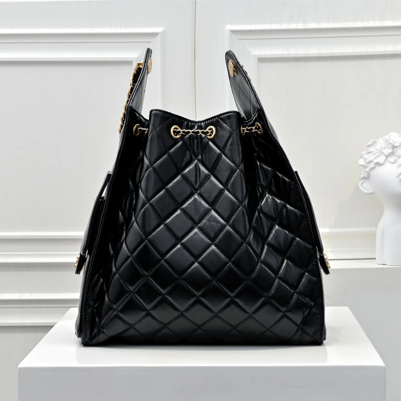 💰580￥ Large upgraded version chanel 25c bag king oil wax leather hobo armpit bag hippie armpit bag large retro gold coin button drawstring bucket bag + diamond pattern + retro black gold classic chain design, full of high-end sense! A must-have for daily travel, with exquisite appearance and delicate texture, it can be easily worn in both casual and formal occasions. Size: 40x30x15cm Style No.: 7073 Material: Oil-waxed cowhide