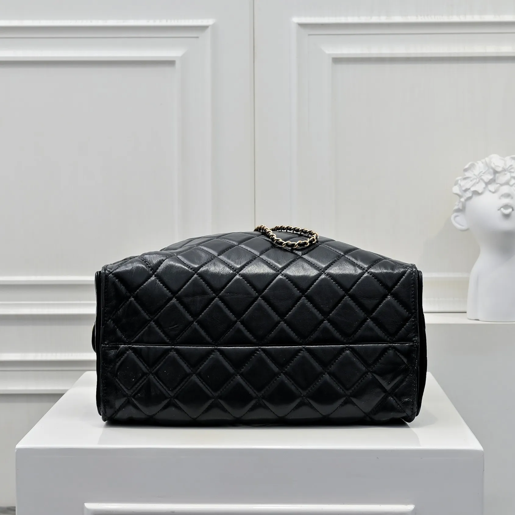 💰580￥ Large upgraded version chanel 25c bag king oil wax leather hobo armpit bag hippie armpit bag large retro gold coin button drawstring bucket bag + diamond pattern + retro black gold classic chain design, full of high-end sense! A must-have for daily travel, with exquisite appearance and delicate texture, it can be easily worn in both casual and formal occasions. Size: 40x30x15cm Style No.: 7073 Material: Oil-waxed cowhide