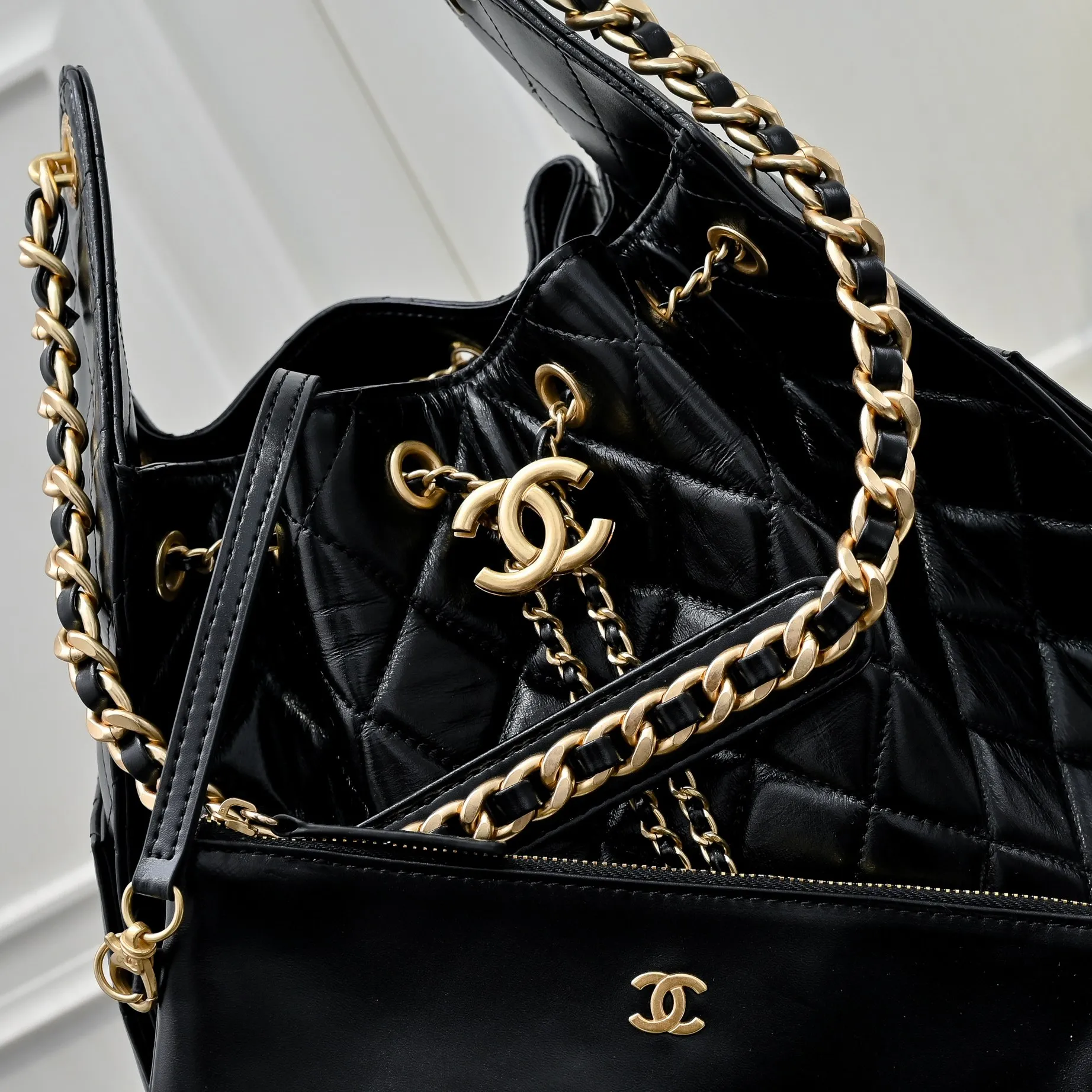 💰580￥ Large upgraded version chanel 25c bag king oil wax leather hobo armpit bag hippie armpit bag large retro gold coin button drawstring bucket bag + diamond pattern + retro black gold classic chain design, full of high-end sense! A must-have for daily travel, with exquisite appearance and delicate texture, it can be easily worn in both casual and formal occasions. Size: 40x30x15cm Style No.: 7073 Material: Oil-waxed cowhide